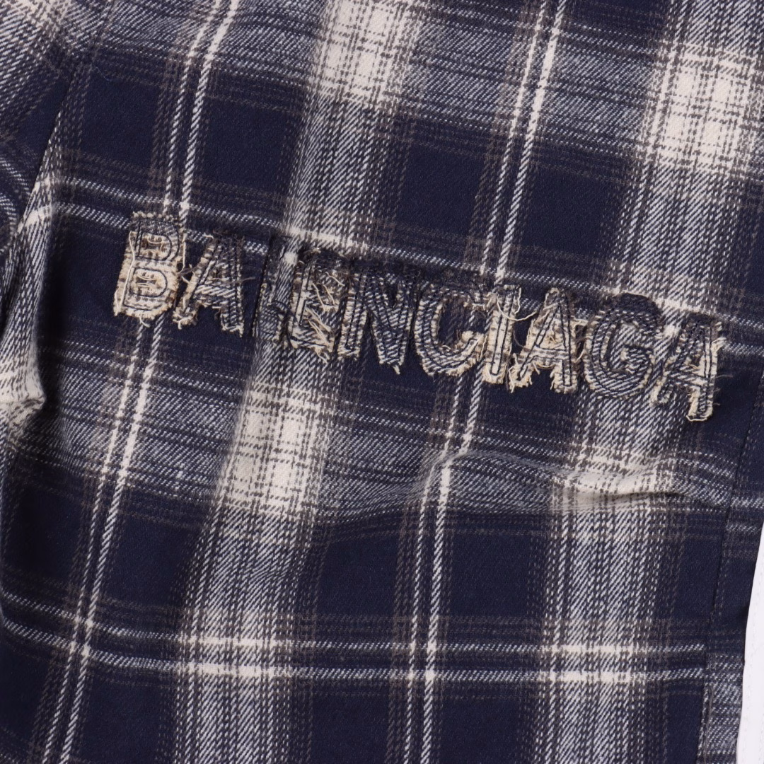 Balenciaga checkered letter embroidered striped shortsThe fabric is custom-made from the original version, which is very time-consuming and made of waste materials. The density and hand feel are consistent with the original version. The combination of elastic and tight waists makes it easy to adjust the waist circumference. The black webbed design is splicing on the side, which serves as the finishing touch of the entire pair of pants, making it more personalized and high-end. The loose wide-leg style makes you look like long legs in an instant when wearing it. The soft and fine hand feel makes it very comfortable to wear, and you won't feel uncomfortable when going out. It's easy to match.