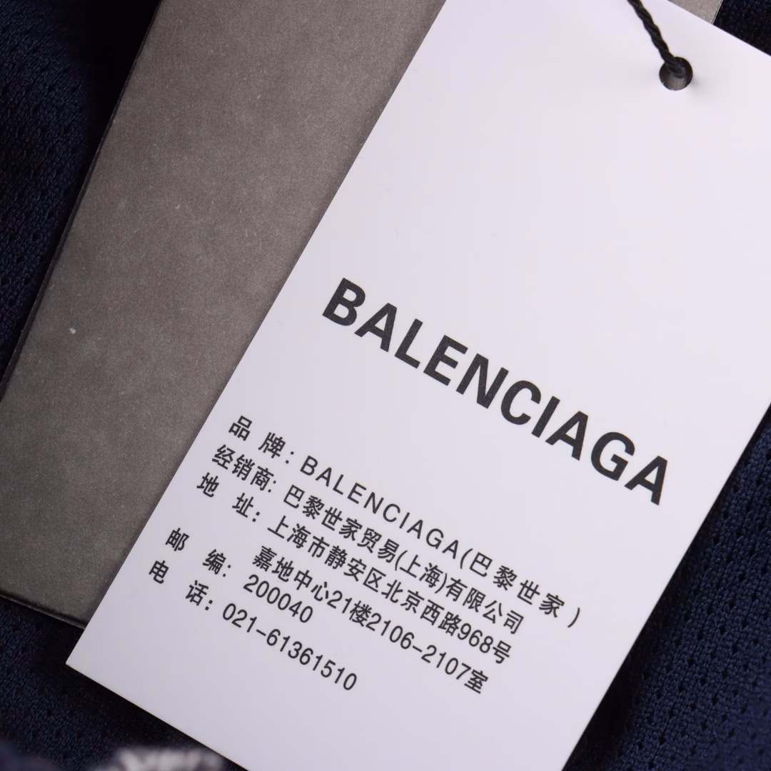 Balenciaga checkered letter embroidered striped shortsThe fabric is custom-made from the original version, which is very time-consuming and made of waste materials. The density and hand feel are consistent with the original version. The combination of elastic and tight waists makes it easy to adjust the waist circumference. The black webbed design is splicing on the side, which serves as the finishing touch of the entire pair of pants, making it more personalized and high-end. The loose wide-leg style makes you look like long legs in an instant when wearing it. The soft and fine hand feel makes it very comfortable to wear, and you won't feel uncomfortable when going out. It's easy to match.