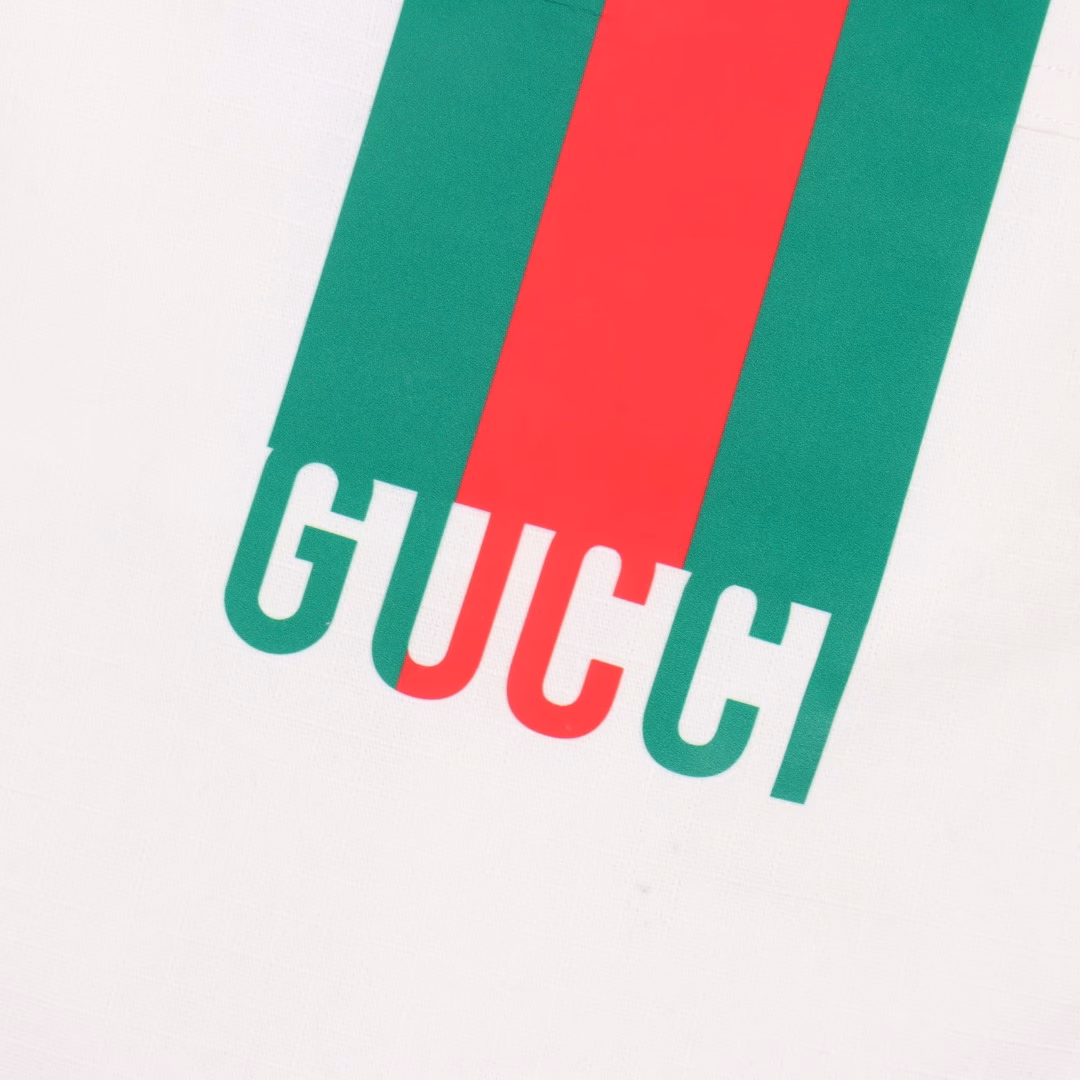 Gucci's white casual sports shorts with red and green letter prints on the backYB purchased a pattern, made of custom cotton fabric, which is comfortable, soft, skin-friendly and breathable. The front has a slanted pocket and a large flip pocket. The design is simple, with elastic bands for the waist circumference. The white drawstring is paired with engraved hardware. The back is covered with fabric pocket details, decorated with red and green stripe prints and brand letters. It can be matched with various types of clothing to create a fashionable look. Custom accessories are available. All three labels are complete. It is suitable for both men and women!