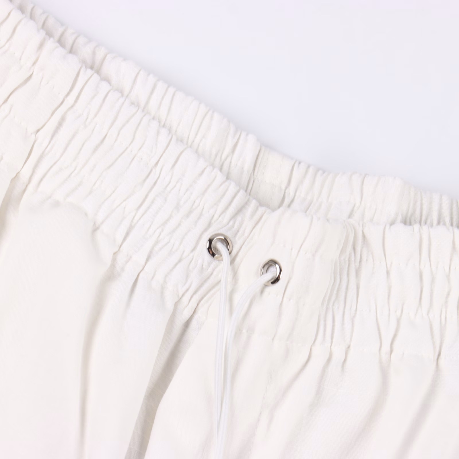 Gucci's white casual sports shorts with red and green letter prints on the backYB purchased a pattern, made of custom cotton fabric, which is comfortable, soft, skin-friendly and breathable. The front has a slanted pocket and a large flip pocket. The design is simple, with elastic bands for the waist circumference. The white drawstring is paired with engraved hardware. The back is covered with fabric pocket details, decorated with red and green stripe prints and brand letters. It can be matched with various types of clothing to create a fashionable look. Custom accessories are available. All three labels are complete. It is suitable for both men and women!