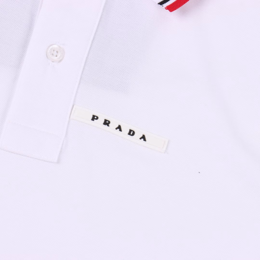 Prada silicone trim Polo short-sleeved shirtThe classic silicone leather logo on the chest features a typical and precise British cut, suitable for all age groups to wear and meet the needs of any daily life or workplace. It is super comfortable to wear. The fabric is washed with beads and costs three times as much as ordinary fabric. It is breathable and sweat-absorbent. It features no pilling, no shrinkage, and is not prone to deformation. The fabric texture is of high quality and the hand feel is fine