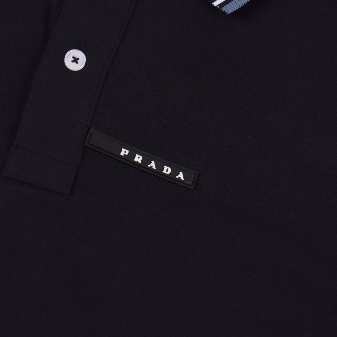 Prada silicone trim Polo short-sleeved shirtThe classic silicone leather logo on the chest features a typical and precise British cut, suitable for all age groups to wear and meet the needs of any daily life or workplace. It is super comfortable to wear. The fabric is washed with beads and costs three times as much as ordinary fabric. It is breathable and sweat-absorbent. It features no pilling, no shrinkage, and is not prone to deformation. The fabric texture is of high quality and the hand feel is fine