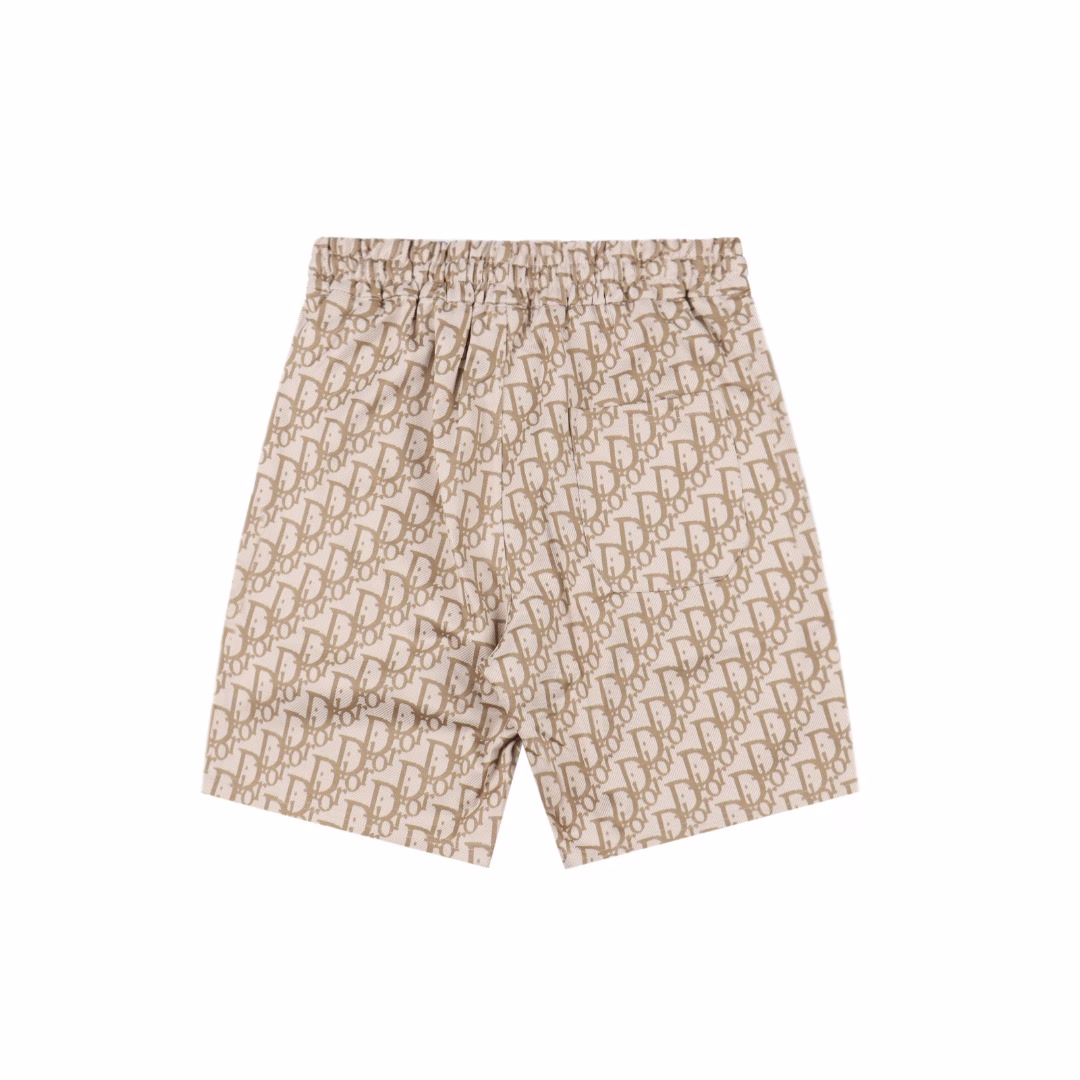 Dior 25ss full-printed CD letter-printed all-cotton woven shortsThe CD full-print shorts are made of imported high-count and high-density all-cotton woven fabricThe full-body embossed pattern elements are produced by the original German imported digital direct printing mechanical equipmentThe entire piece is fully printed and then undergoes a penetration process. Special infrared positioning and pattern matching are used to restore the original pattern matching effect