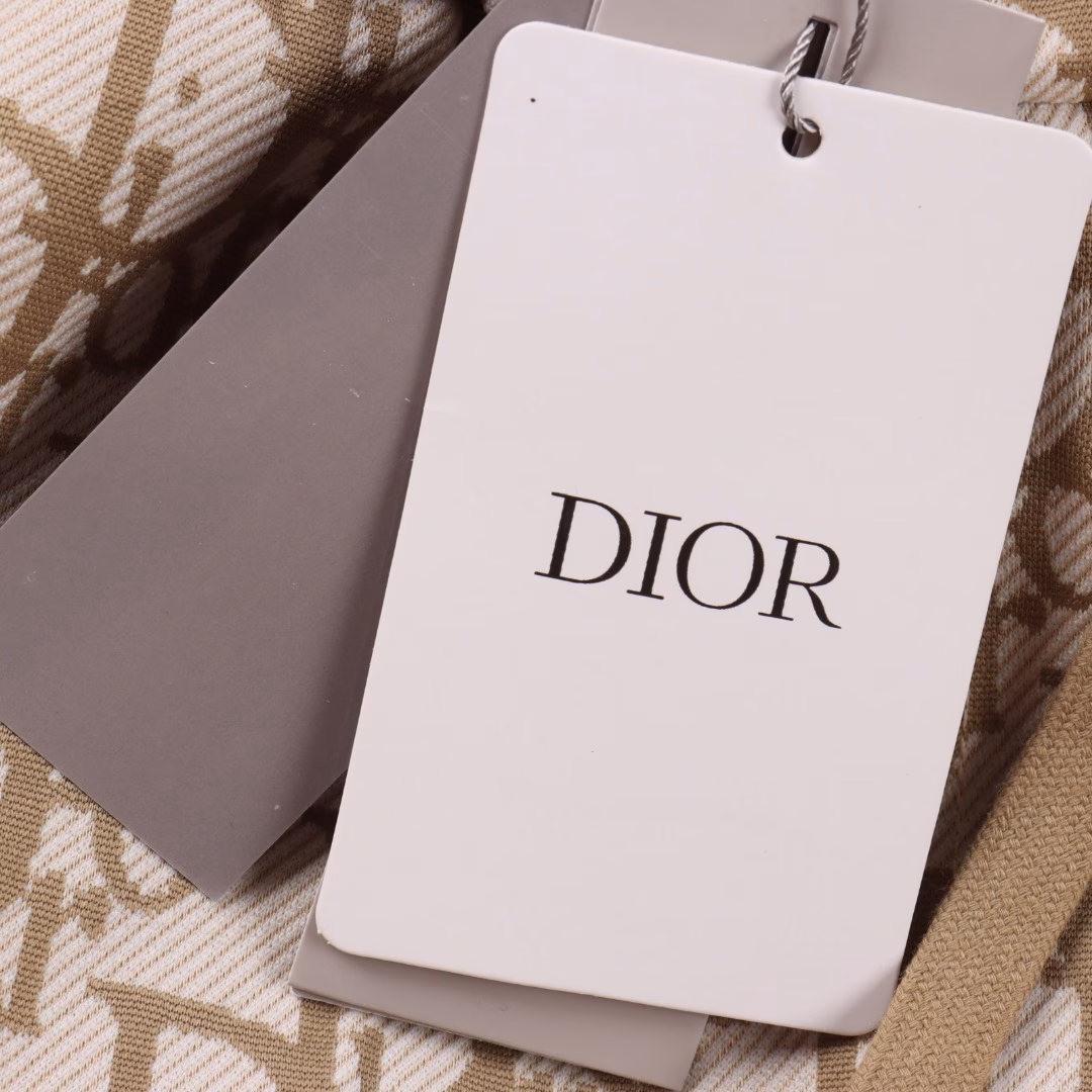 Dior 25ss full-printed CD letter-printed all-cotton woven shortsThe CD full-print shorts are made of imported high-count and high-density all-cotton woven fabricThe full-body embossed pattern elements are produced by the original German imported digital direct printing mechanical equipmentThe entire piece is fully printed and then undergoes a penetration process. Special infrared positioning and pattern matching are used to restore the original pattern matching effect