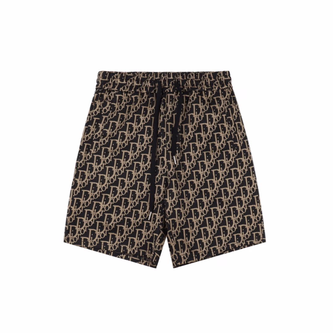 Dior 25ss full-printed CD letter-printed all-cotton woven shortsThe CD full-print shorts are made of imported high-count and high-density all-cotton woven fabricThe full-body embossed pattern elements are produced by the original German imported digital direct printing mechanical equipmentThe entire piece is fully printed and then undergoes a penetration process. Special infrared positioning and pattern matching are used to restore the original pattern matching effect