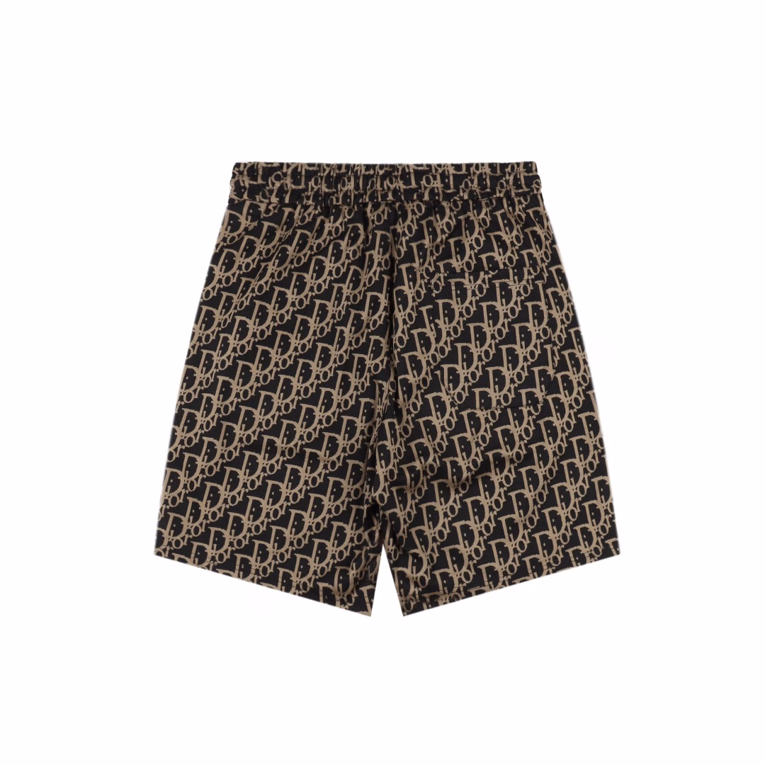Dior 25ss full-printed CD letter-printed all-cotton woven shortsThe CD full-print shorts are made of imported high-count and high-density all-cotton woven fabricThe full-body embossed pattern elements are produced by the original German imported digital direct printing mechanical equipmentThe entire piece is fully printed and then undergoes a penetration process. Special infrared positioning and pattern matching are used to restore the original pattern matching effect