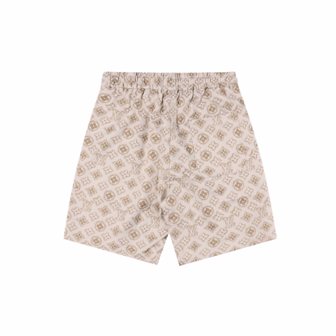 Louis Vuitton 25ss full-print full-body embossed all-cotton woven shortsBrand-new aesthetic inspiration and fun design, channel-oriented premium products.Make the overall styling design more elegant and fashionable. This is the hottest series of this summer, pursued by countless celebrities and trendsetters. The meticulous details of the cutting process add color to the playful fashion!The neat and meticulous design, along with the well-fitting silhouette, is particularly ingenious.The upper body not only has an outstanding recognition but also looks younger and more youthful.A style that is both of ultimate wearing significance and versatility, with a brilliant color scheme.The craftsmanship of this style must also be extremely extraordinary. The comfort of wearing it is definitely powerful enough.It is also a manifestation of the essence of luxury! Soft and light, the touch is extremely alluring.It has extremely strong breathability and is particularly suitable for the needs of spring and summer outfits.There's no problem with the wearing experience, and every detail and the craftsmanship of the webbing are perfect, making it even more upscale!