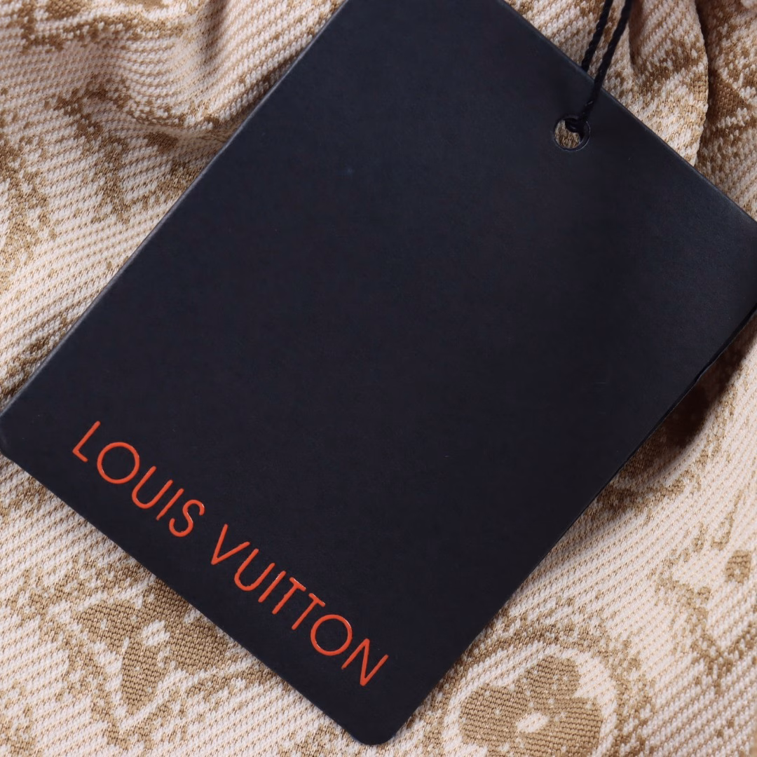 Louis Vuitton 25ss full-print full-body embossed all-cotton woven shortsBrand-new aesthetic inspiration and fun design, channel-oriented premium products.Make the overall styling design more elegant and fashionable. This is the hottest series of this summer, pursued by countless celebrities and trendsetters. The meticulous details of the cutting process add color to the playful fashion!The neat and meticulous design, along with the well-fitting silhouette, is particularly ingenious.The upper body not only has an outstanding recognition but also looks younger and more youthful.A style that is both of ultimate wearing significance and versatility, with a brilliant color scheme.The craftsmanship of this style must also be extremely extraordinary. The comfort of wearing it is definitely powerful enough.It is also a manifestation of the essence of luxury! Soft and light, the touch is extremely alluring.It has extremely strong breathability and is particularly suitable for the needs of spring and summer outfits.There's no problem with the wearing experience, and every detail and the craftsmanship of the webbing are perfect, making it even more upscale!