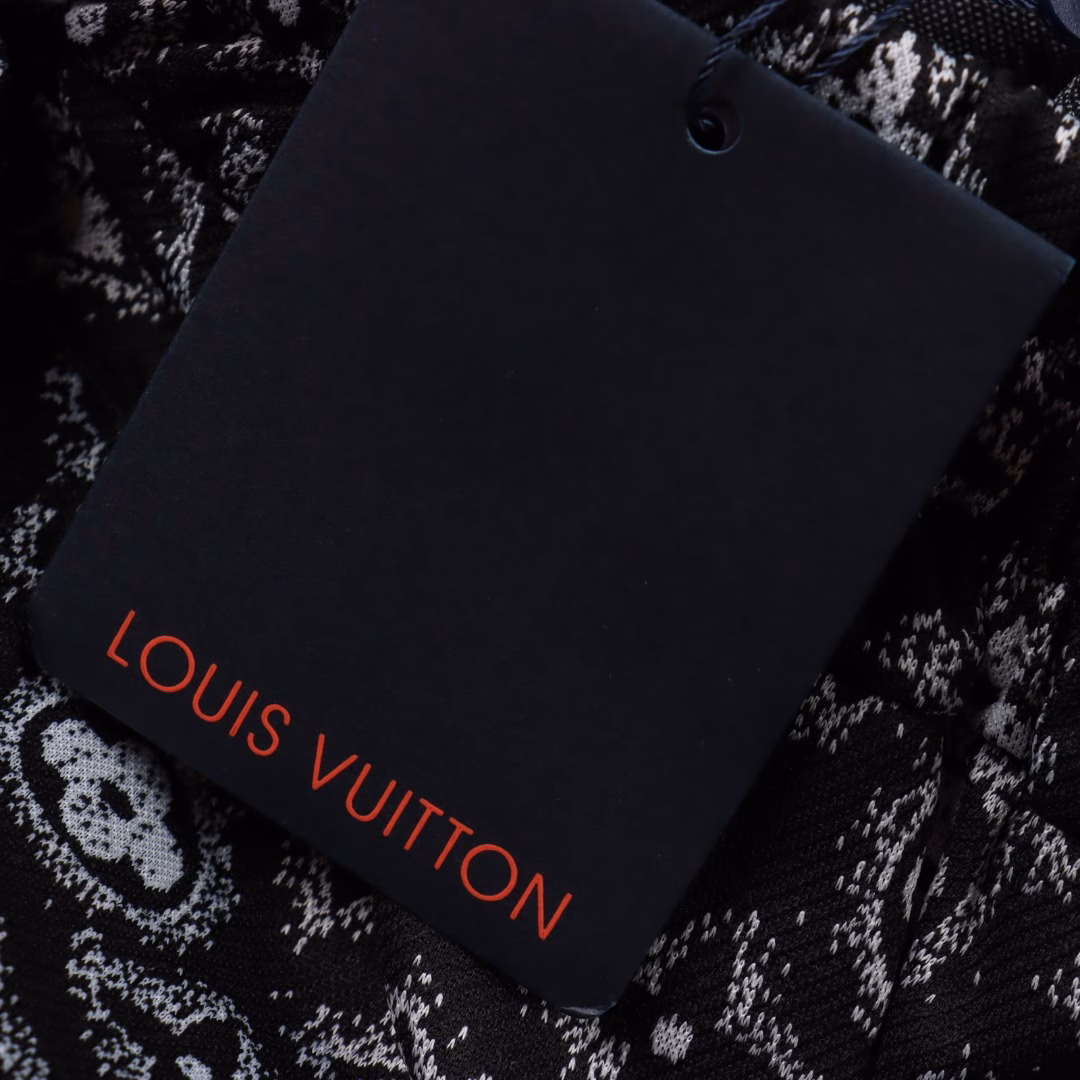 Louis Vuitton 25ss full-print full-body embossed all-cotton woven shortsBrand-new aesthetic inspiration and fun design, channel-oriented premium products.Make the overall styling design more elegant and fashionable. This is the hottest series of this summer, pursued by countless celebrities and trendsetters. The meticulous details of the cutting process add color to the playful fashion!The neat and meticulous design, along with the well-fitting silhouette, is particularly ingenious.The upper body not only has an outstanding recognition but also looks younger and more youthful.A style that is both of ultimate wearing significance and versatility, with a brilliant color scheme.The craftsmanship of this style must also be extremely extraordinary. The comfort of wearing it is definitely powerful enough.It is also a manifestation of the essence of luxury! Soft and light, the touch is extremely alluring.It has extremely strong breathability and is particularly suitable for the needs of spring and summer outfits.There's no problem with the wearing experience, and every detail and the craftsmanship of the webbing are perfect, making it even more upscale!