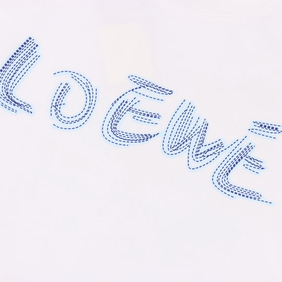Loewe 25SS Dashed four-leaf clover short-sleeved T-shirtThe fabric is made of custom-made 240g 26-count extra smooth double-ply fine cotton plain weave high-density dust-free all-cotton fabric. The front frame is thickened with high density, the stitching is smooth, the OEM quality, and a full set of customized auxiliary materials