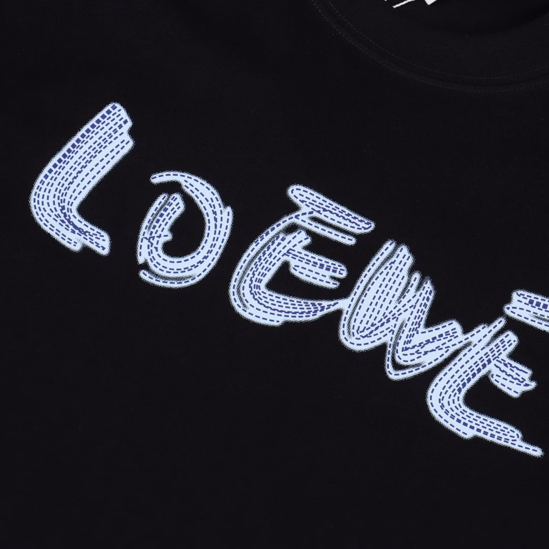 Loewe 25SS Dashed four-leaf clover short-sleeved T-shirtThe fabric is made of custom-made 240g 26-count extra smooth double-ply fine cotton plain weave high-density dust-free all-cotton fabric. The front frame is thickened with high density, the stitching is smooth, the OEM quality, and a full set of customized auxiliary materials