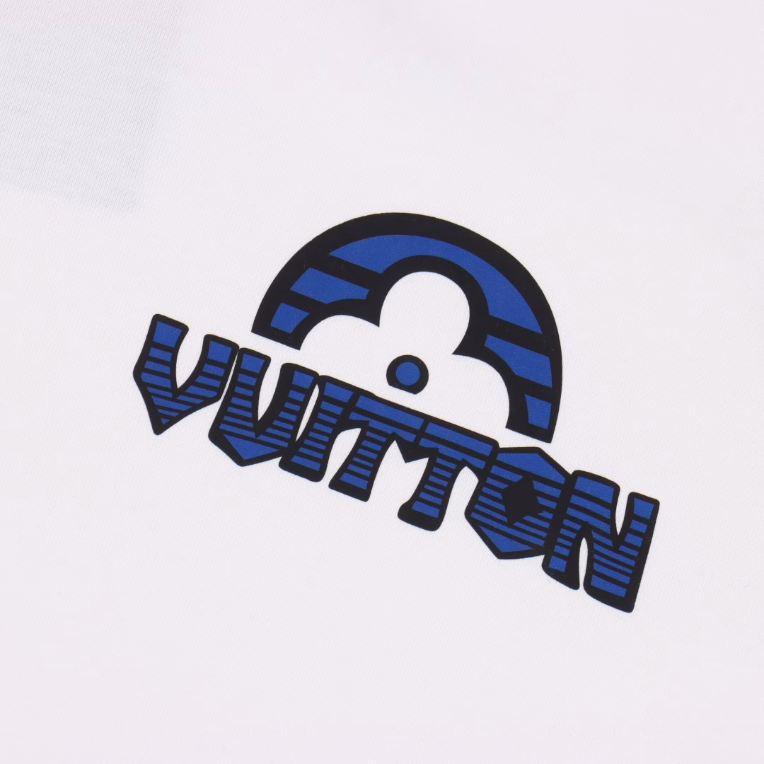 Louis Vuitton LV 25SS black and blue lettered short-sleeved T-shirtThe fabric is made of custom-made 240g 26-count extra smooth double-ply fine cotton plain weave high-density dust-free all-cotton fabric. The front frame is thickened with high density, the stitching is smooth, the OEM quality, and a full set of customized auxiliary materials