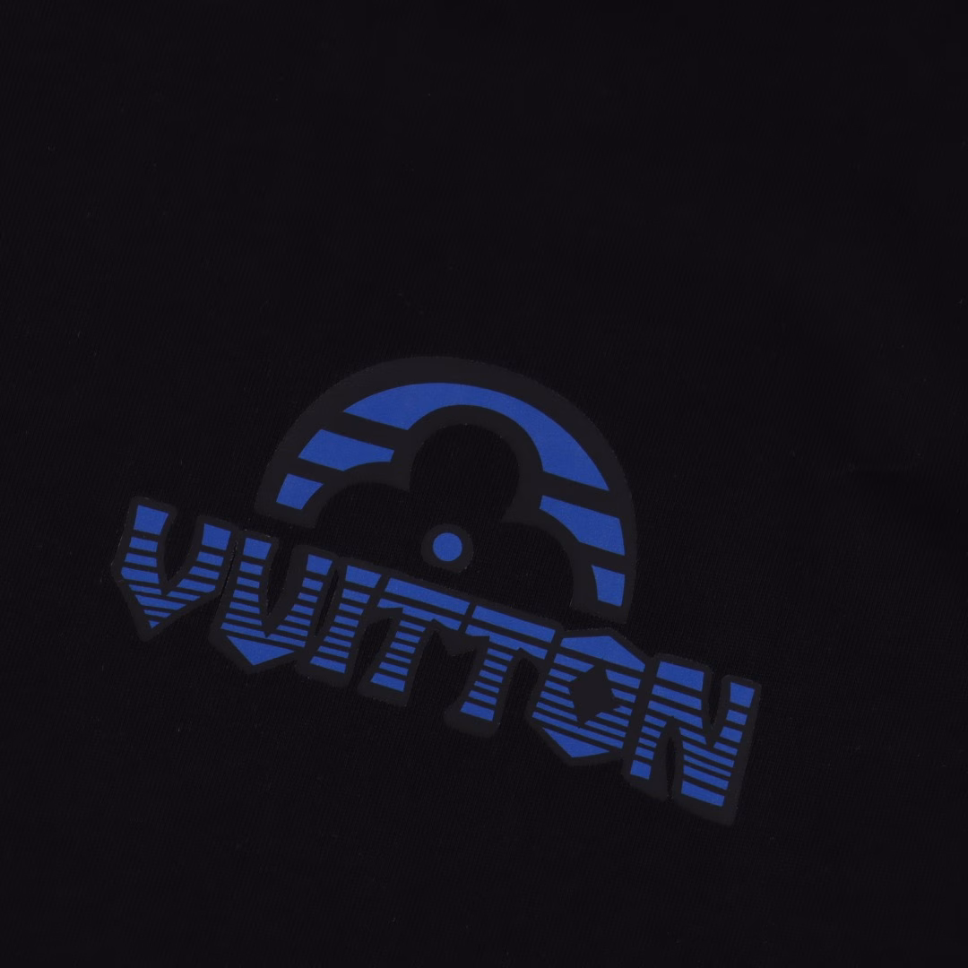 Louis Vuitton LV 25SS black and blue lettered short-sleeved T-shirtThe fabric is made of custom-made 240g 26-count extra smooth double-ply fine cotton plain weave high-density dust-free all-cotton fabric. The front frame is thickened with high density, the stitching is smooth, the OEM quality, and a full set of customized auxiliary materials