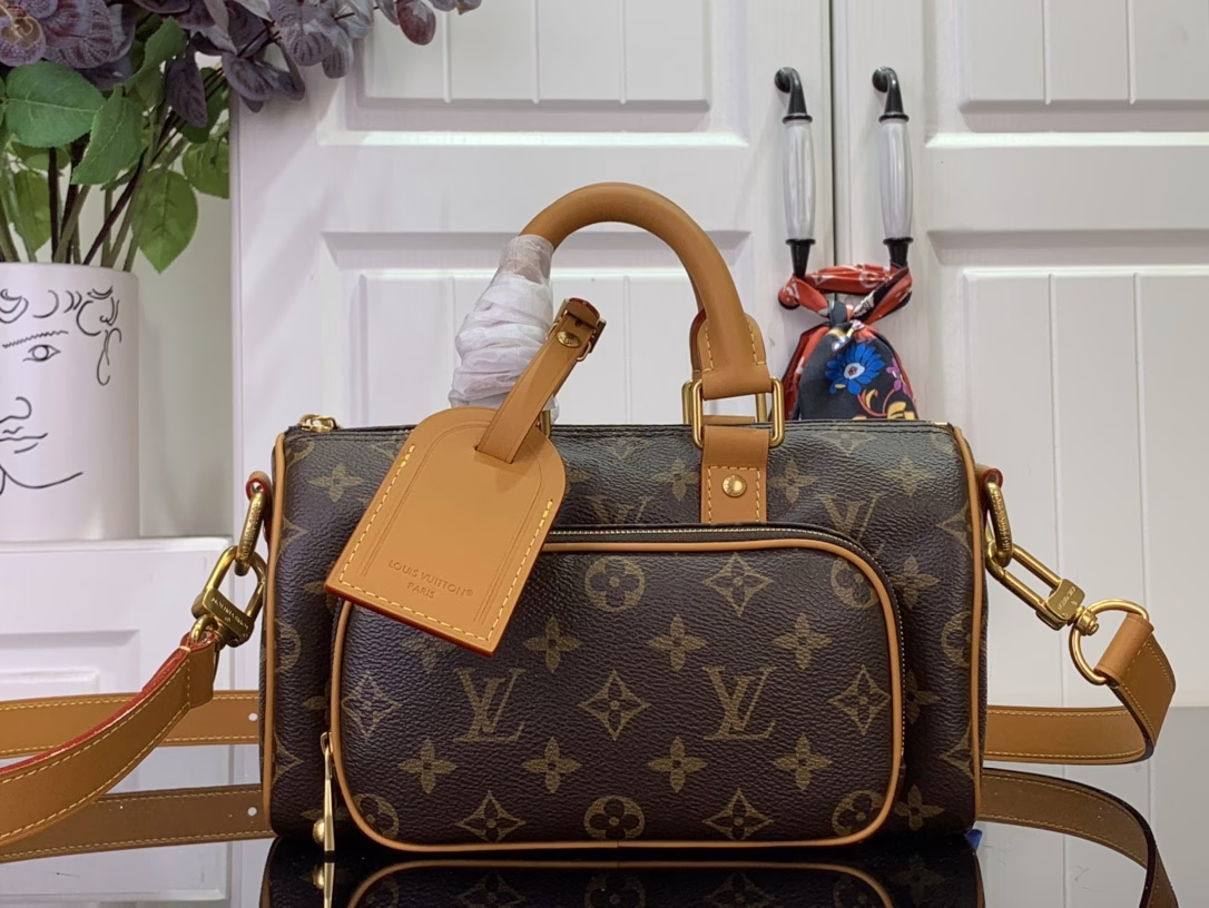 This Keepall 25 Cargo bag is from the Monogram Archive series. It is made of Monogram canvas with distressed cowhide leather trim, which exudes a vintage style. The metal beaded zipper pull and detachable leather name tag highlight the brand's ingenuity, and the front zipper pocket and main compartment add functional considerations.
