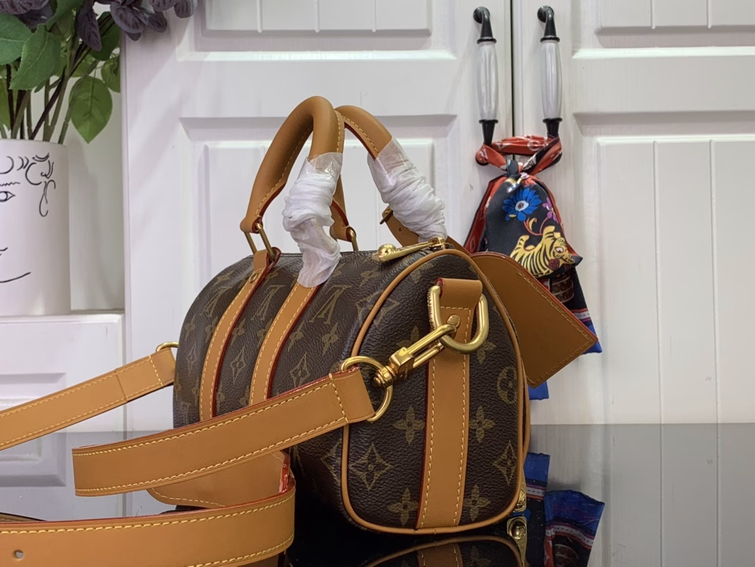 This Keepall 25 Cargo bag is from the Monogram Archive series. It is made of Monogram canvas with distressed cowhide leather trim, which exudes a vintage style. The metal beaded zipper pull and detachable leather name tag highlight the brand's ingenuity, and the front zipper pocket and main compartment add functional considerations.