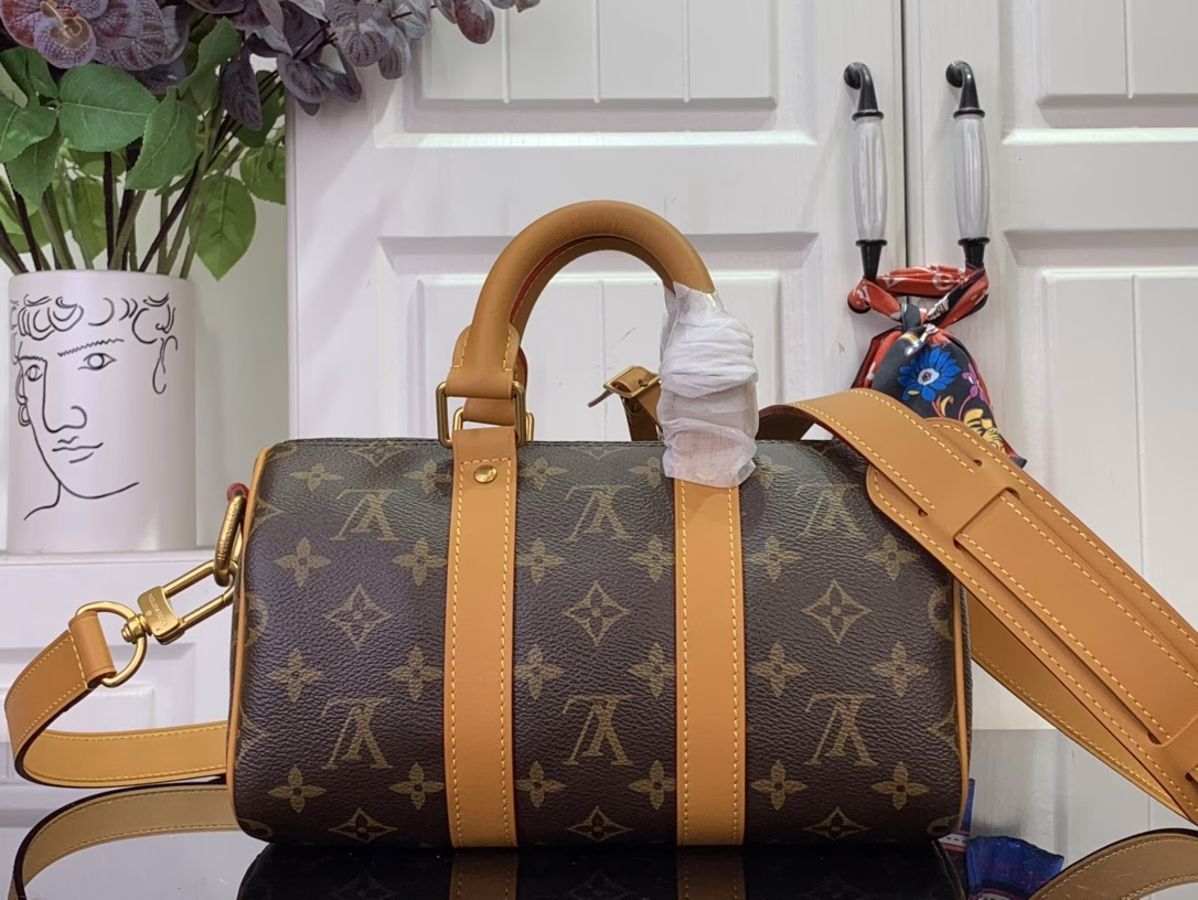 This Keepall 25 Cargo bag is from the Monogram Archive series. It is made of Monogram canvas with distressed cowhide leather trim, which exudes a vintage style. The metal beaded zipper pull and detachable leather name tag highlight the brand's ingenuity, and the front zipper pocket and main compartment add functional considerations.