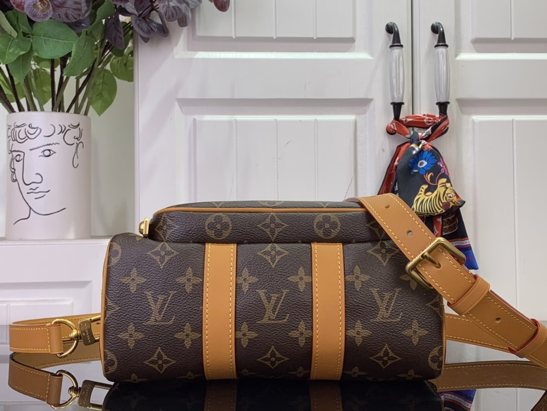 This Keepall 25 Cargo bag is from the Monogram Archive series. It is made of Monogram canvas with distressed cowhide leather trim, which exudes a vintage style. The metal beaded zipper pull and detachable leather name tag highlight the brand's ingenuity, and the front zipper pocket and main compartment add functional considerations.