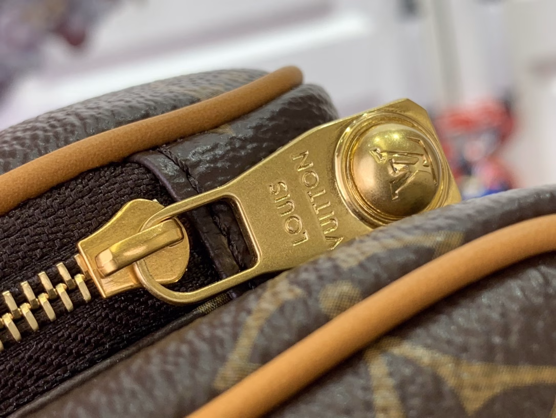 This Keepall 25 Cargo bag is from the Monogram Archive series. It is made of Monogram canvas with distressed cowhide leather trim, which exudes a vintage style. The metal beaded zipper pull and detachable leather name tag highlight the brand's ingenuity, and the front zipper pocket and main compartment add functional considerations.