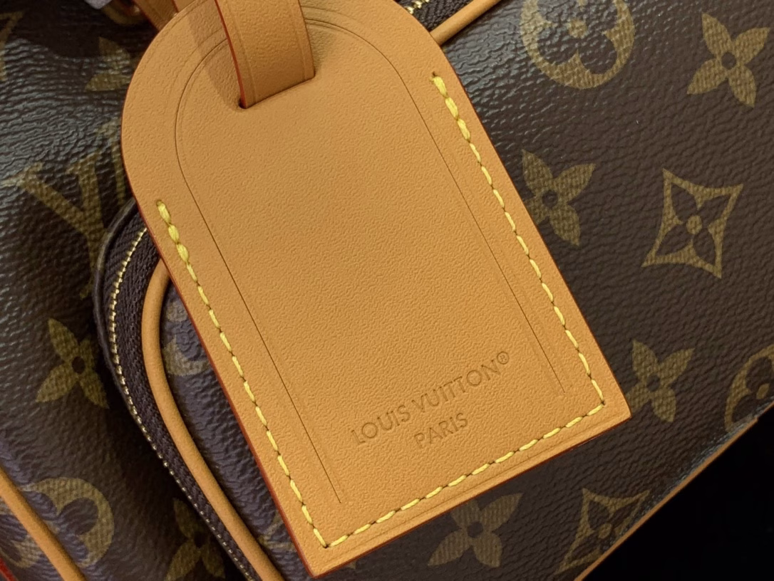 This Keepall 25 Cargo bag is from the Monogram Archive series. It is made of Monogram canvas with distressed cowhide leather trim, which exudes a vintage style. The metal beaded zipper pull and detachable leather name tag highlight the brand's ingenuity, and the front zipper pocket and main compartment add functional considerations.