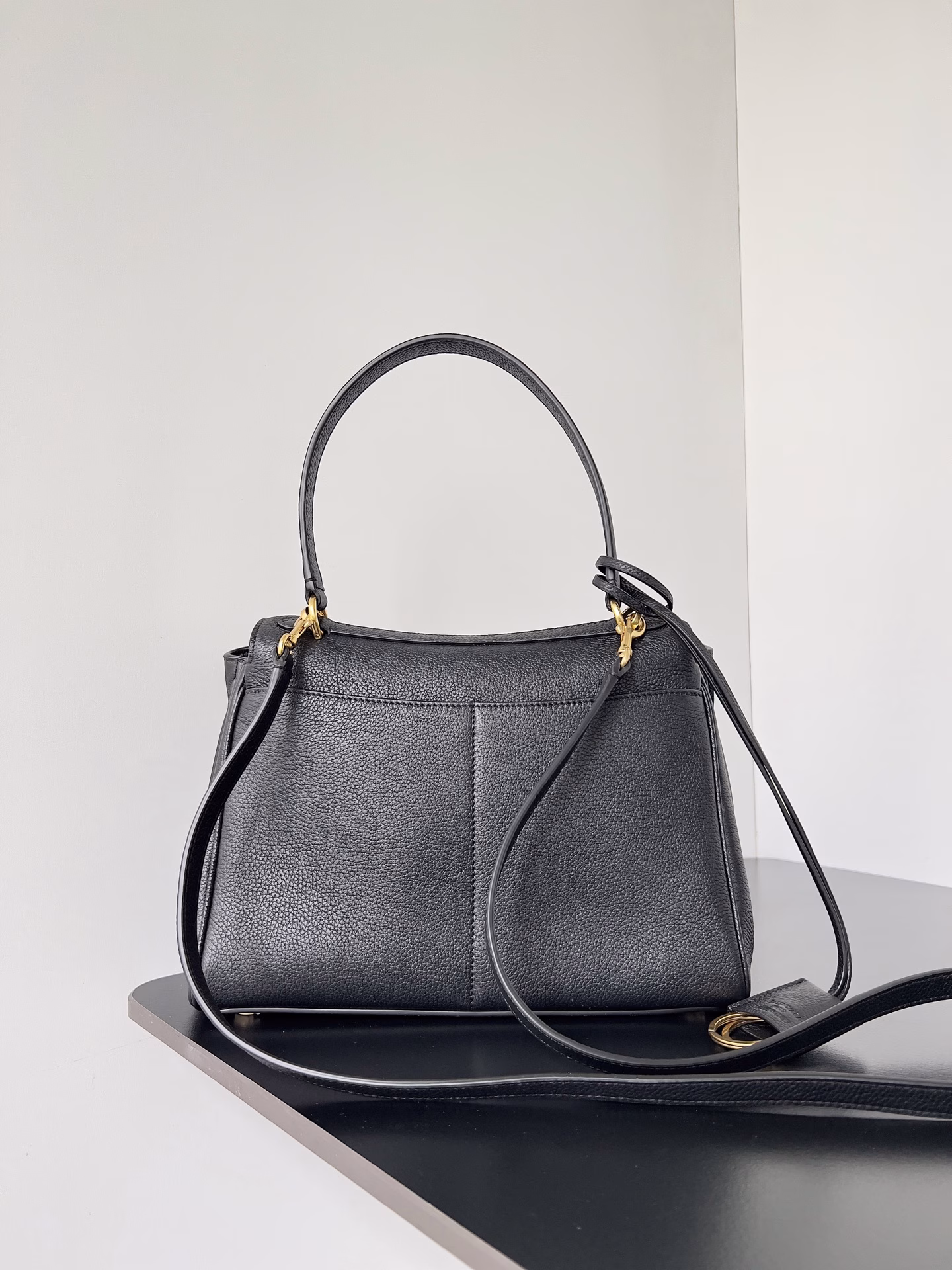𝐁𝐚𝐥𝐞𝐧𝐜𝐢𝐚𝐠𝐚 𝐑𝐨𝐝𝐞𝐨 🖤🖤🔥I finally got the Rodeo! ! ! The soft large-profile bag gives you a lazy feeling when you put it on🤗I really like this super practical big bag that is convenient and cool~ This new model named after Rodeo Drive in Los Angeles has already been amazing at first sight on the show. It is very in line with the current popular quiet luxury style◾️▪️For a high-end feel, you still have to look at Balenciaga
