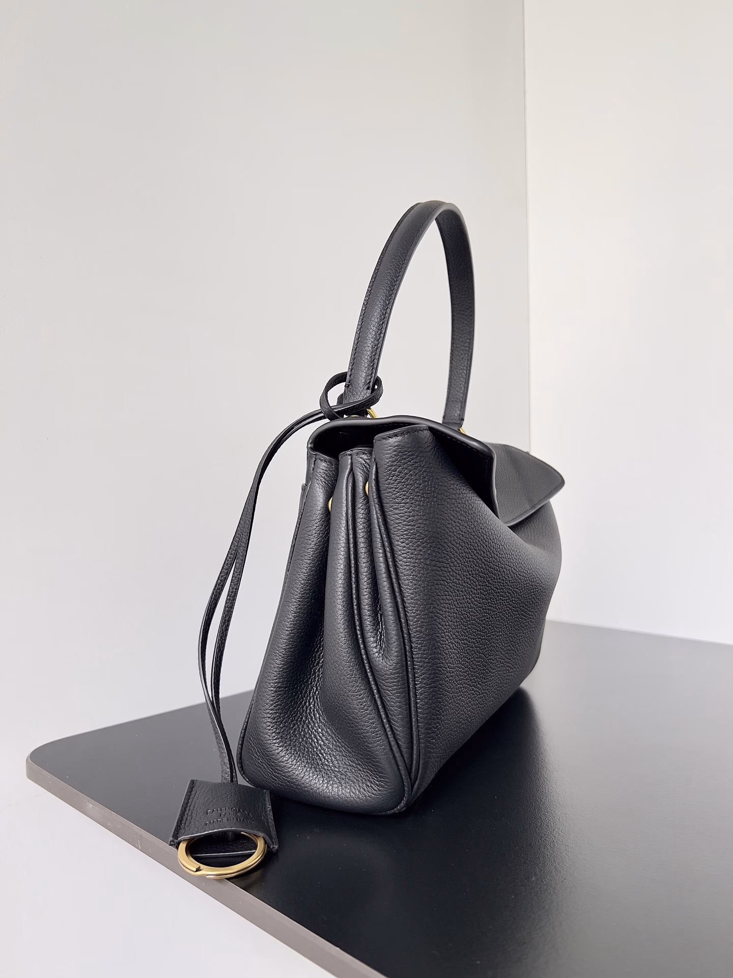 𝐁𝐚𝐥𝐞𝐧𝐜𝐢𝐚𝐠𝐚 𝐑𝐨𝐝𝐞𝐨 🖤🖤🔥I finally got the Rodeo! ! ! The soft large-profile bag gives you a lazy feeling when you put it on🤗I really like this super practical big bag that is convenient and cool~ This new model named after Rodeo Drive in Los Angeles has already been amazing at first sight on the show. It is very in line with the current popular quiet luxury style◾️▪️For a high-end feel, you still have to look at Balenciaga