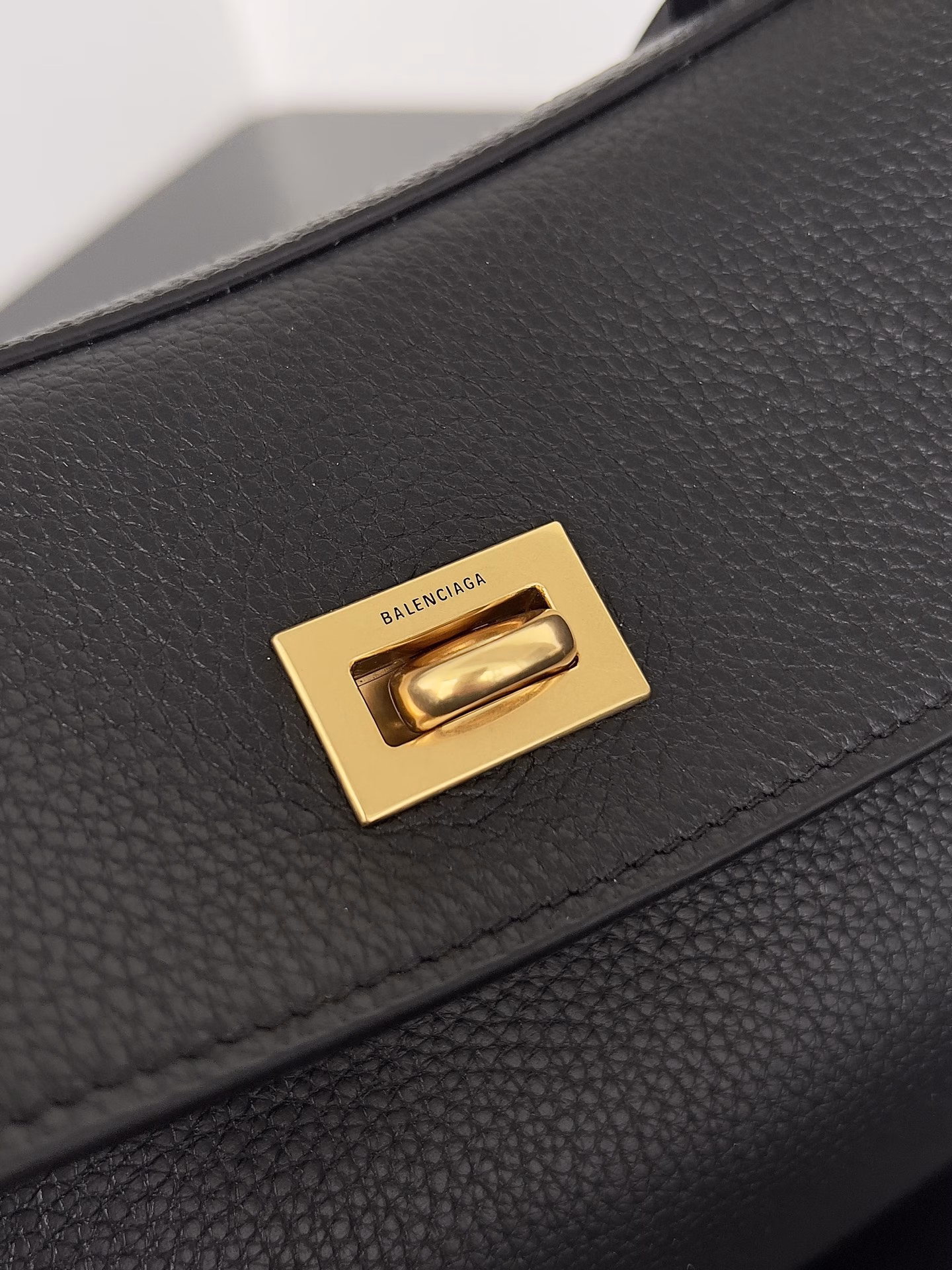 𝐁𝐚𝐥𝐞𝐧𝐜𝐢𝐚𝐠𝐚 𝐑𝐨𝐝𝐞𝐨 🖤🖤🔥I finally got the Rodeo! ! ! The soft large-profile bag gives you a lazy feeling when you put it on🤗I really like this super practical big bag that is convenient and cool~ This new model named after Rodeo Drive in Los Angeles has already been amazing at first sight on the show. It is very in line with the current popular quiet luxury style◾️▪️For a high-end feel, you still have to look at Balenciaga