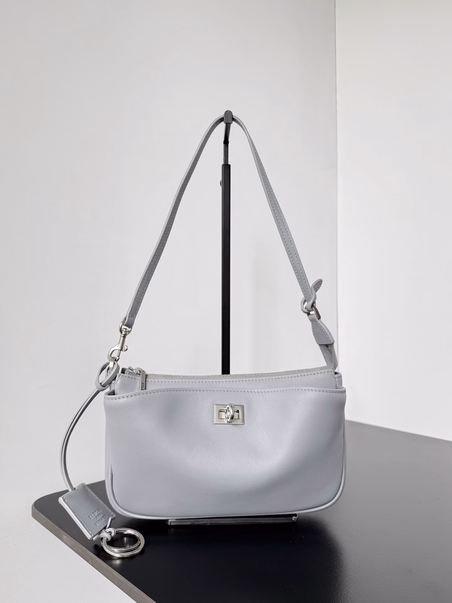𝐁𝐚𝐥𝐞𝐧𝐜𝐢𝐚𝐠𝐚 𝐑𝐨𝐝𝐞𝐨 🖤🖤The super popular Rodeo series has launched a new shoulder bag🧶Removable shoulder strap Switch to a super elegant clutch bag in one second Get a variety of styles✅Two oversized pockets, zipper compartment with three card slots inside Full of security