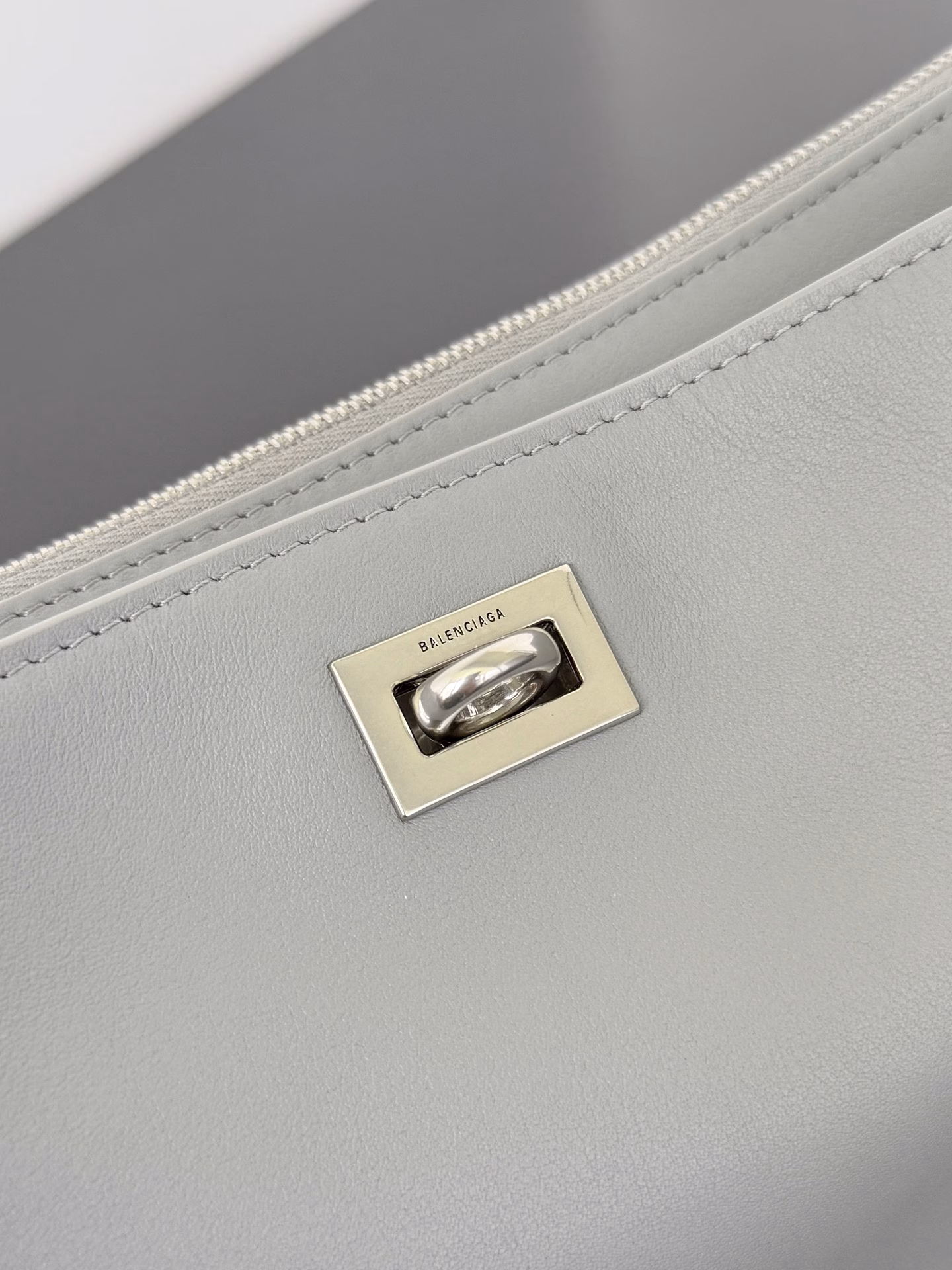 𝐁𝐚𝐥𝐞𝐧𝐜𝐢𝐚𝐠𝐚 𝐑𝐨𝐝𝐞𝐨 🖤🖤The super popular Rodeo series has launched a new shoulder bag🧶Removable shoulder strap Switch to a super elegant clutch bag in one second Get a variety of styles✅Two oversized pockets, zipper compartment with three card slots inside Full of security