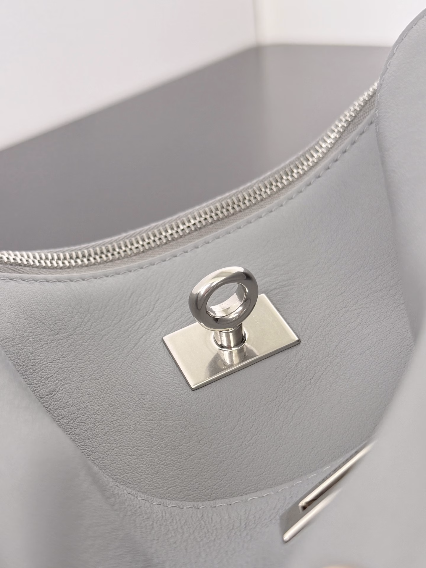 𝐁𝐚𝐥𝐞𝐧𝐜𝐢𝐚𝐠𝐚 𝐑𝐨𝐝𝐞𝐨 🖤🖤The super popular Rodeo series has launched a new shoulder bag🧶Removable shoulder strap Switch to a super elegant clutch bag in one second Get a variety of styles✅Two oversized pockets, zipper compartment with three card slots inside Full of security