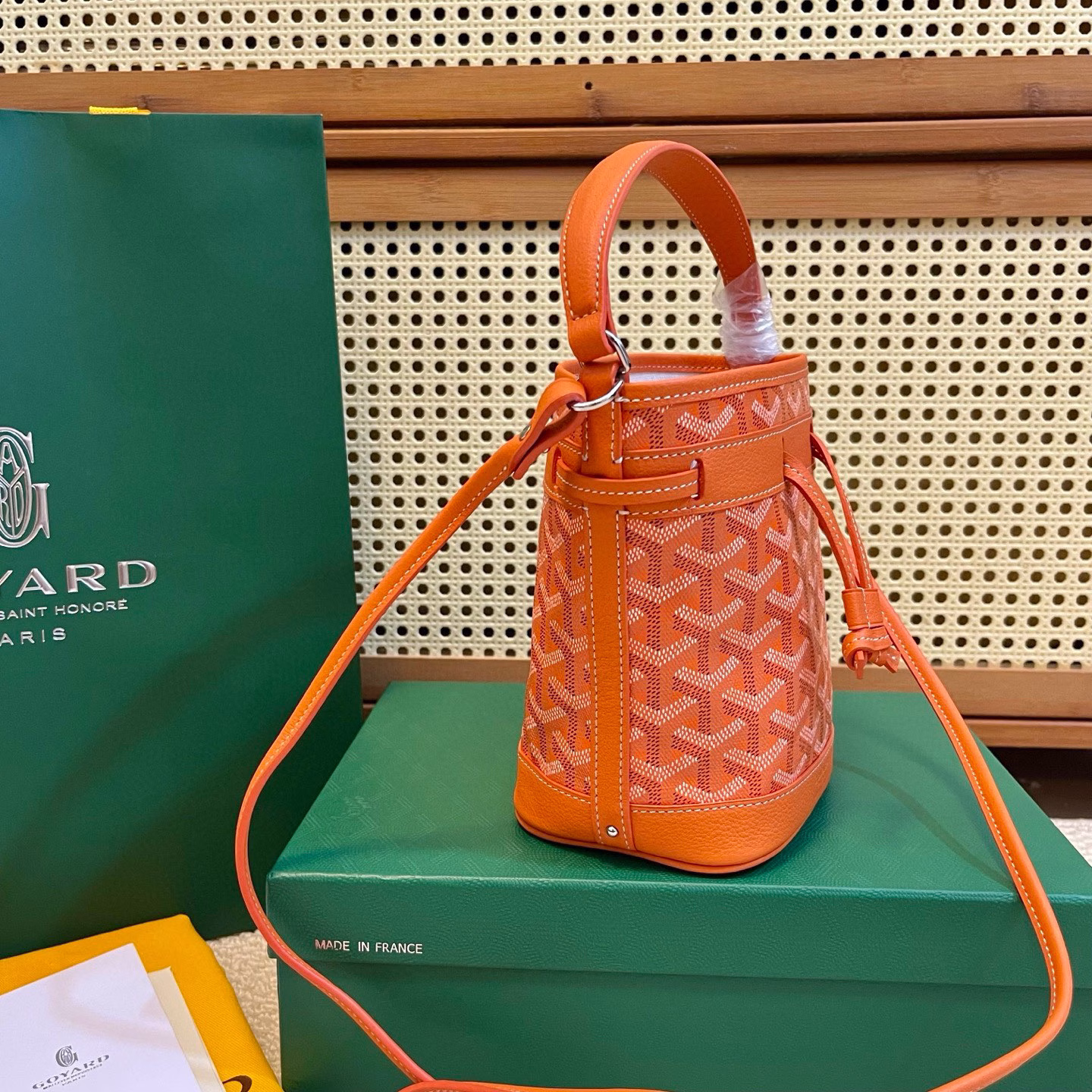 PETIT FLOT Mini Bucket BagThis bucket bag is named PETIT FLOT, which refers to the wood transportation industry that has been passed down from generation to generation by the GOYARD family. It originated from a jacquard bag launched by GOYARD in the 1960s❤