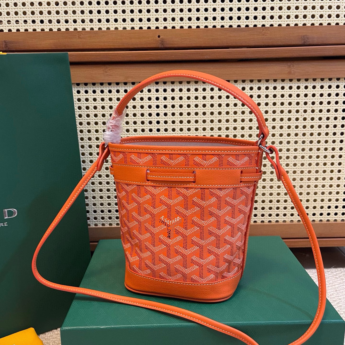 PETIT FLOT Mini Bucket BagThis bucket bag is named PETIT FLOT, which refers to the wood transportation industry that has been passed down from generation to generation by the GOYARD family. It originated from a jacquard bag launched by GOYARD in the 1960s❤