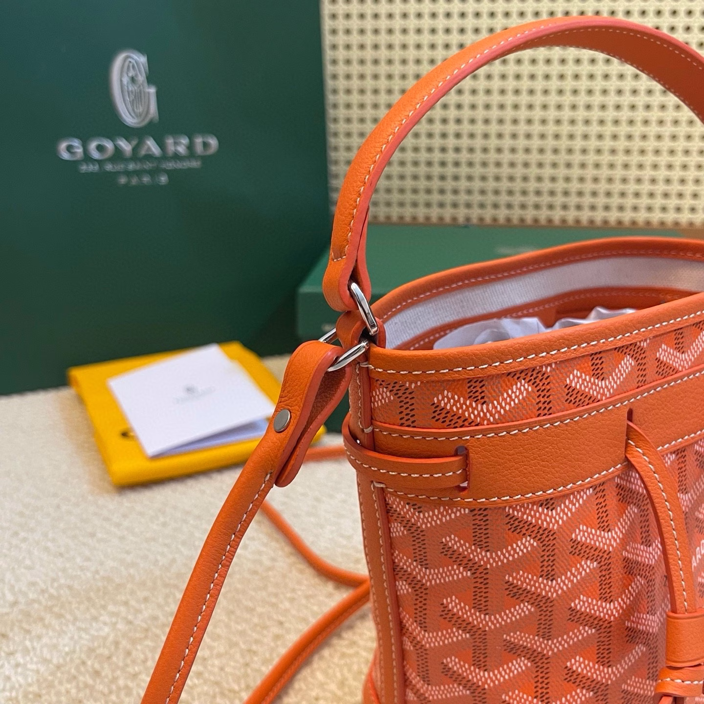PETIT FLOT Mini Bucket BagThis bucket bag is named PETIT FLOT, which refers to the wood transportation industry that has been passed down from generation to generation by the GOYARD family. It originated from a jacquard bag launched by GOYARD in the 1960s❤