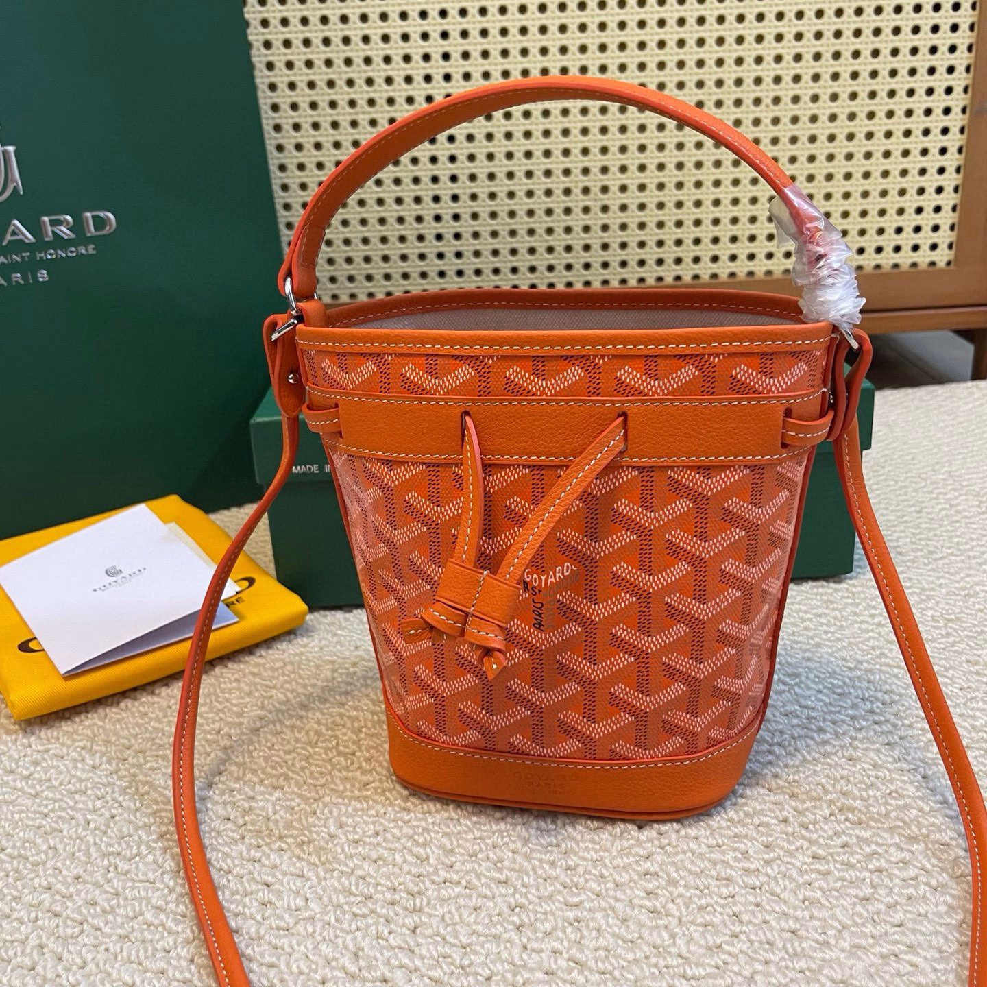 PETIT FLOT Mini Bucket BagThis bucket bag is named PETIT FLOT, which refers to the wood transportation industry that has been passed down from generation to generation by the GOYARD family. It originated from a jacquard bag launched by GOYARD in the 1960s❤