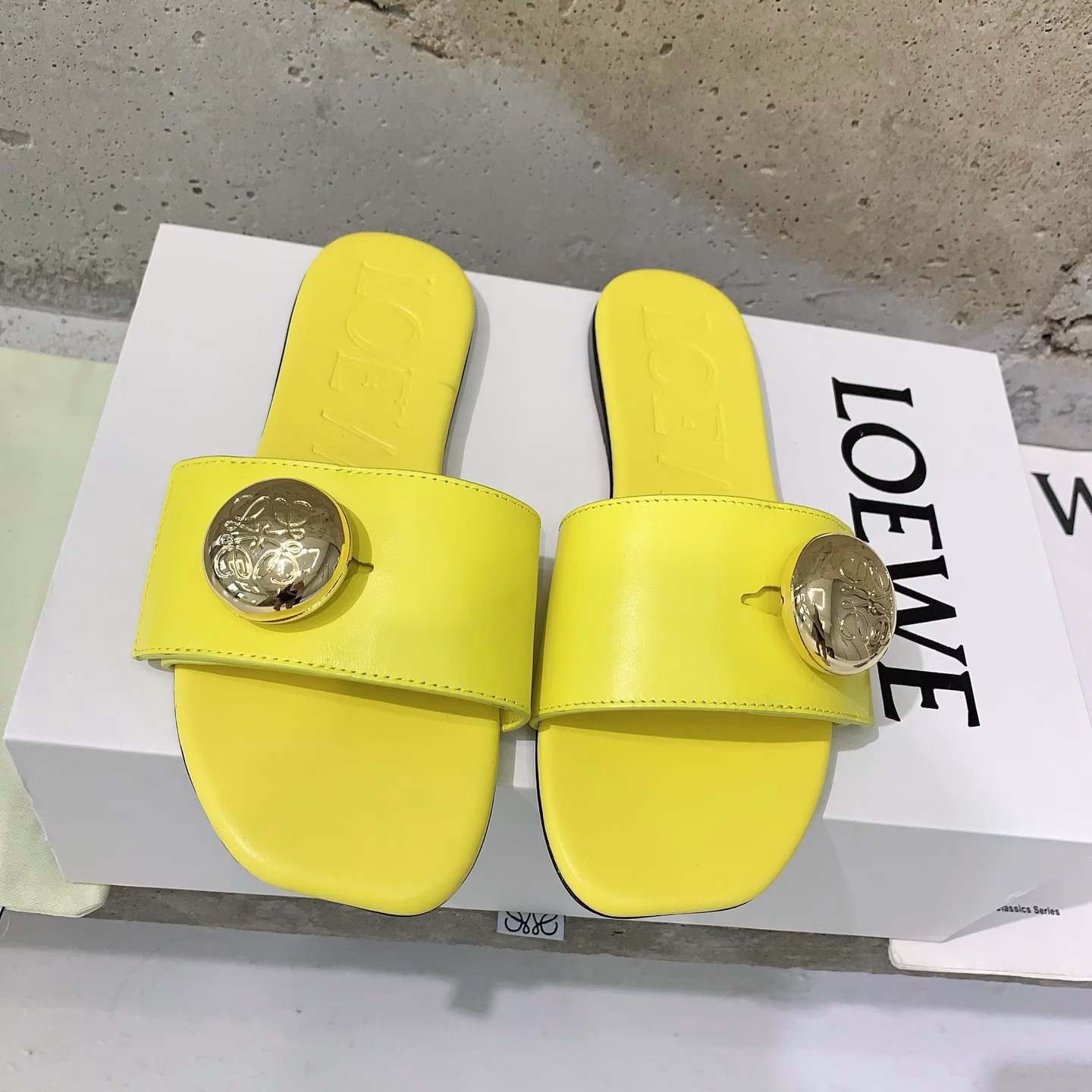 LOEW*✨25 Spring and Summer new slippers💕Unique shape, visible comfort, lazy and casual yet elegant❤️Paired cowhide fabric, sheepskin lining, Italian🇮🇹imported leather outsole