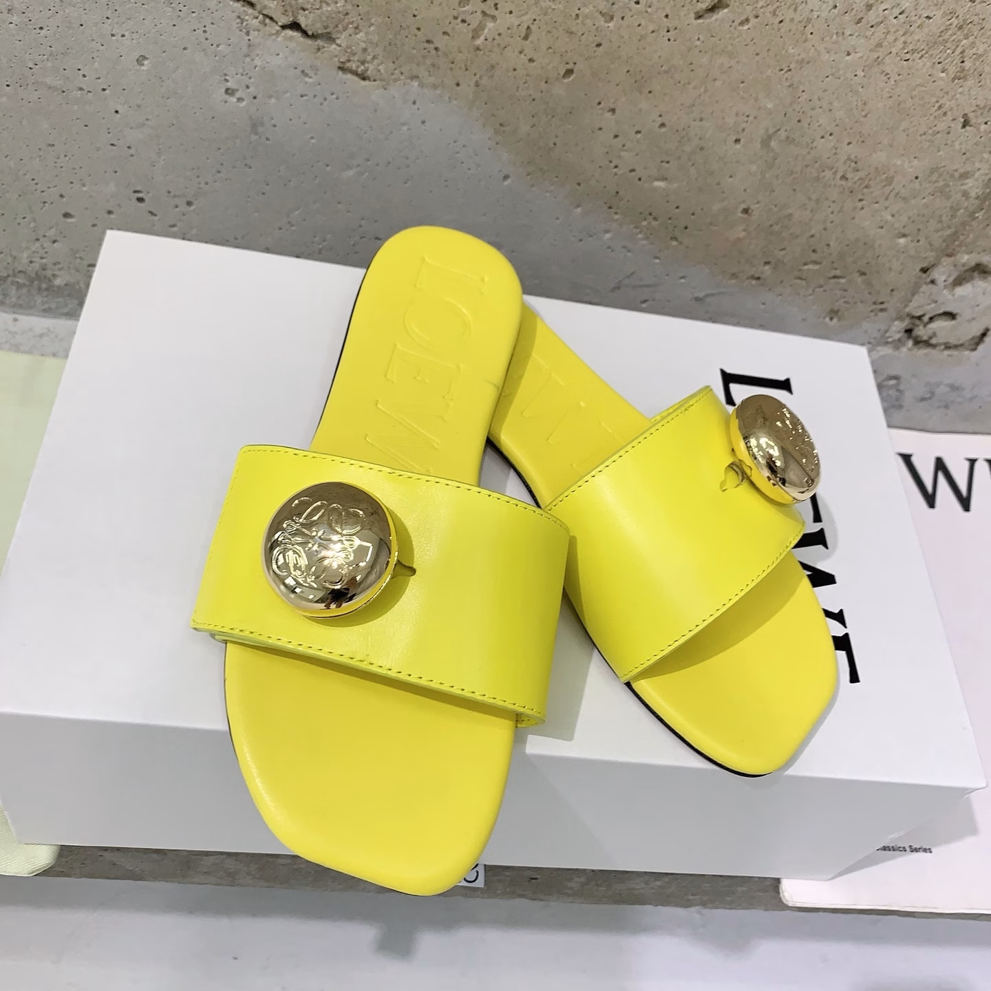 LOEW*✨25 Spring and Summer new slippers💕Unique shape, visible comfort, lazy and casual yet elegant❤️Paired cowhide fabric, sheepskin lining, Italian🇮🇹imported leather outsole
