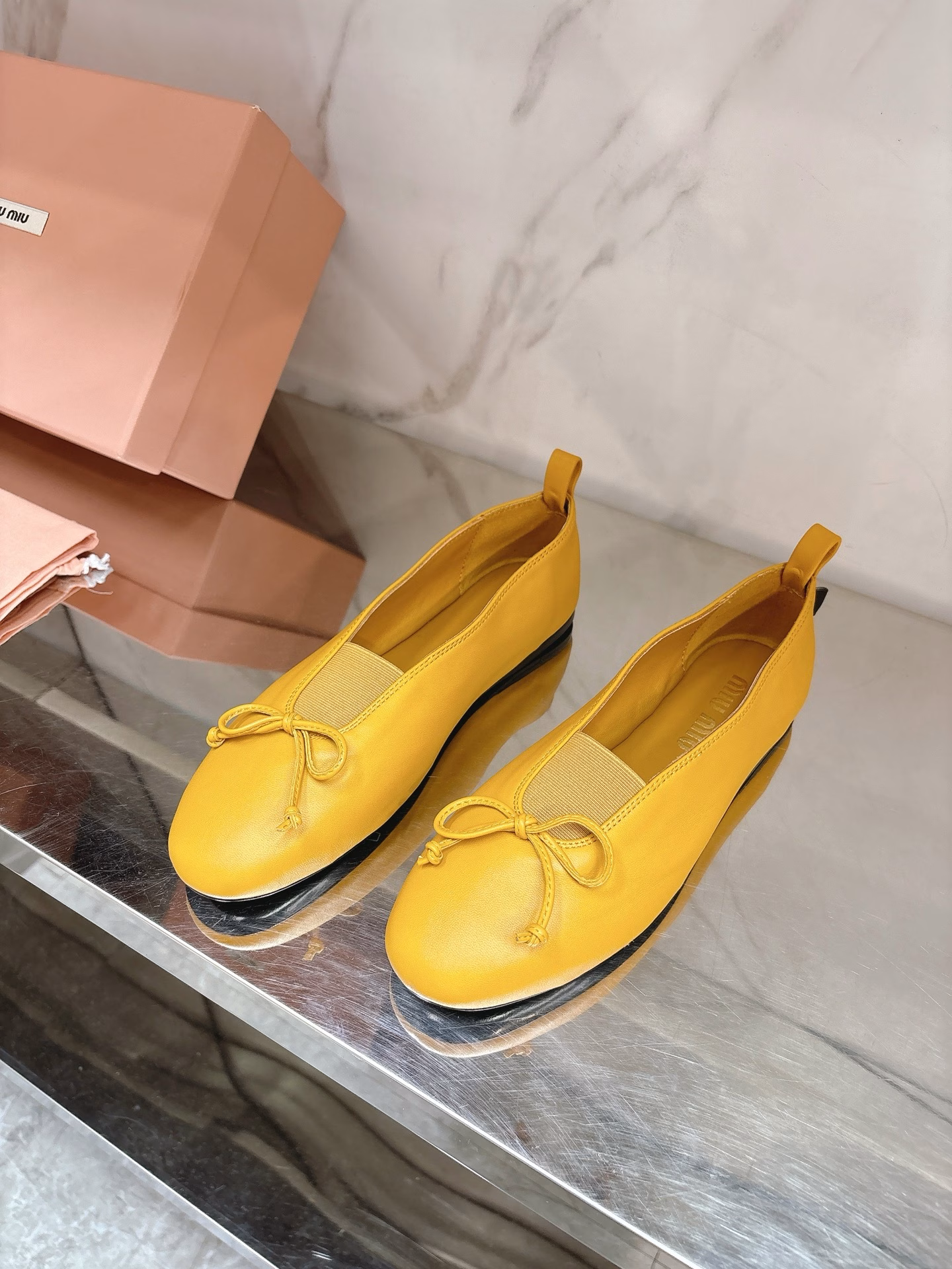 miumi*✨2025 spring and summer new ballet shoes, full of high-end feeling 😍This season's ballet shoes are really sweet 🎀Hit the hearts of girls again 💕Soft shoes with super texture, wearing them makes people want to dance 💯Paired sheepskin fabric, sheepskin foot pads