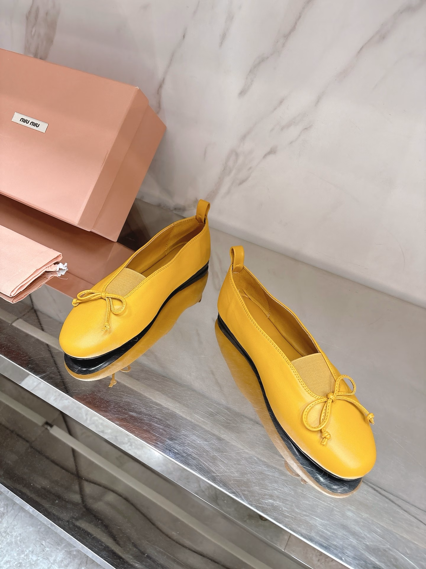 miumi*✨2025 spring and summer new ballet shoes, full of high-end feeling 😍This season's ballet shoes are really sweet 🎀Hit the hearts of girls again 💕Soft shoes with super texture, wearing them makes people want to dance 💯Paired sheepskin fabric, sheepskin foot pads