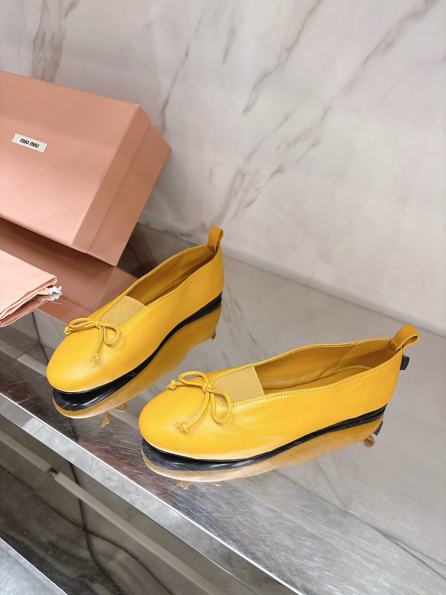 miumi*✨2025 spring and summer new ballet shoes, full of high-end feeling 😍This season's ballet shoes are really sweet 🎀Hit the hearts of girls again 💕Soft shoes with super texture, wearing them makes people want to dance 💯Paired sheepskin fabric, sheepskin foot pads