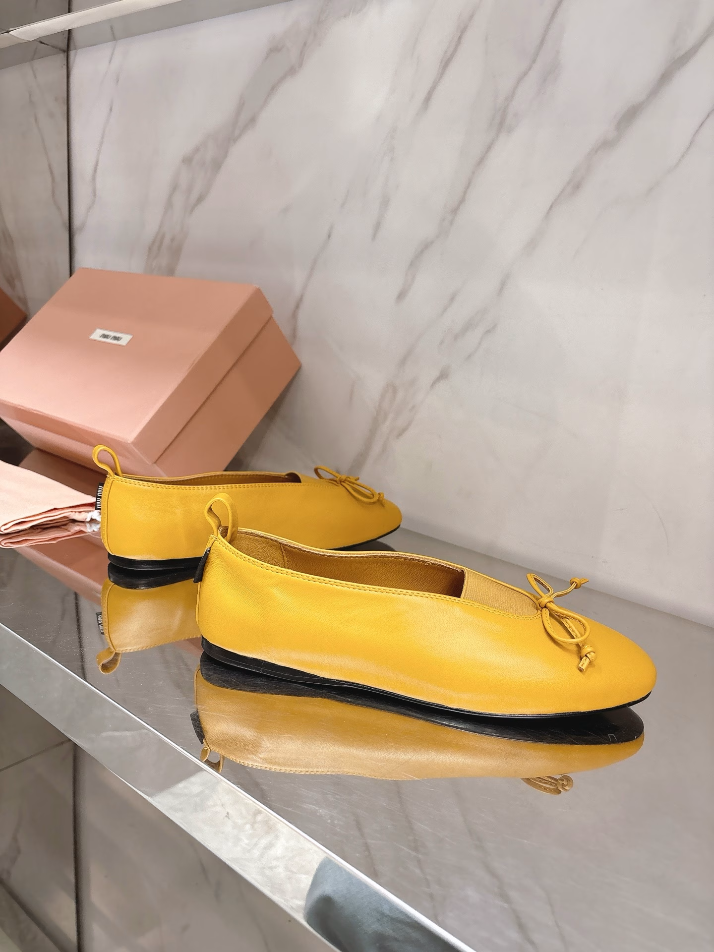 miumi*✨2025 spring and summer new ballet shoes, full of high-end feeling 😍This season's ballet shoes are really sweet 🎀Hit the hearts of girls again 💕Soft shoes with super texture, wearing them makes people want to dance 💯Paired sheepskin fabric, sheepskin foot pads