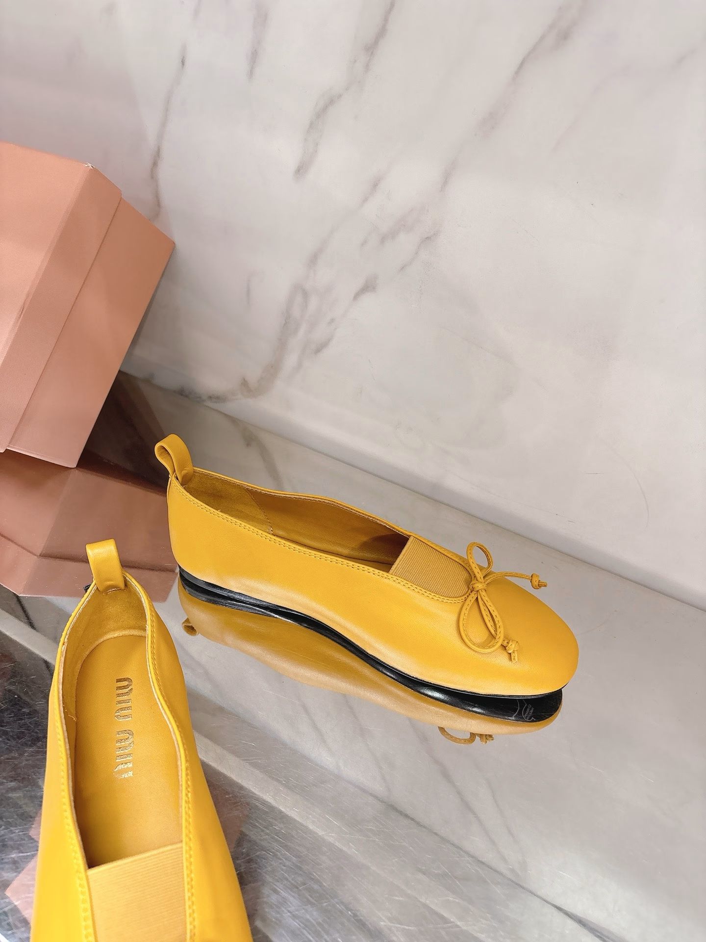 miumi*✨2025 spring and summer new ballet shoes, full of high-end feeling 😍This season's ballet shoes are really sweet 🎀Hit the hearts of girls again 💕Soft shoes with super texture, wearing them makes people want to dance 💯Paired sheepskin fabric, sheepskin foot pads
