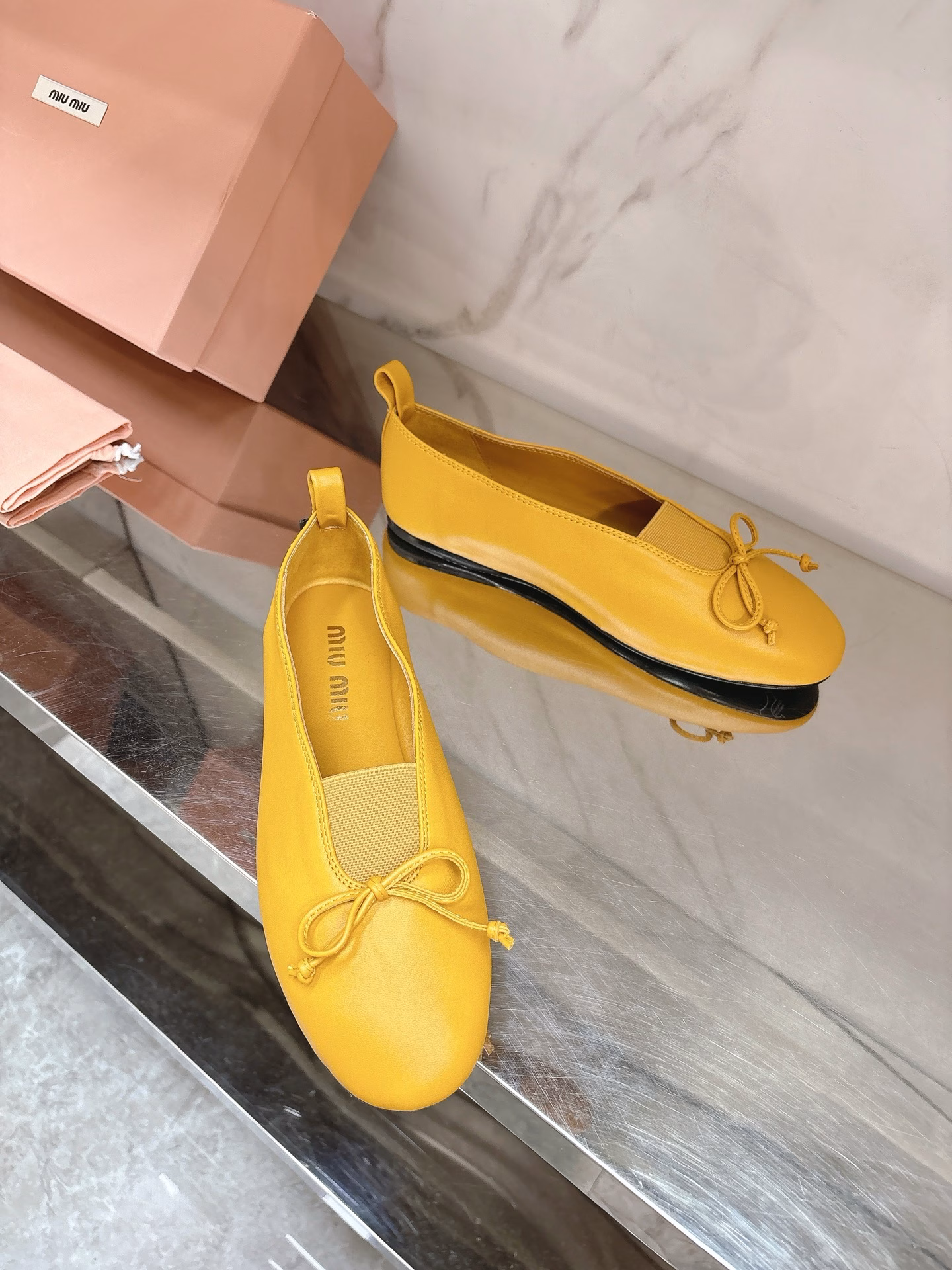 miumi*✨2025 spring and summer new ballet shoes, full of high-end feeling 😍This season's ballet shoes are really sweet 🎀Hit the hearts of girls again 💕Soft shoes with super texture, wearing them makes people want to dance 💯Paired sheepskin fabric, sheepskin foot pads