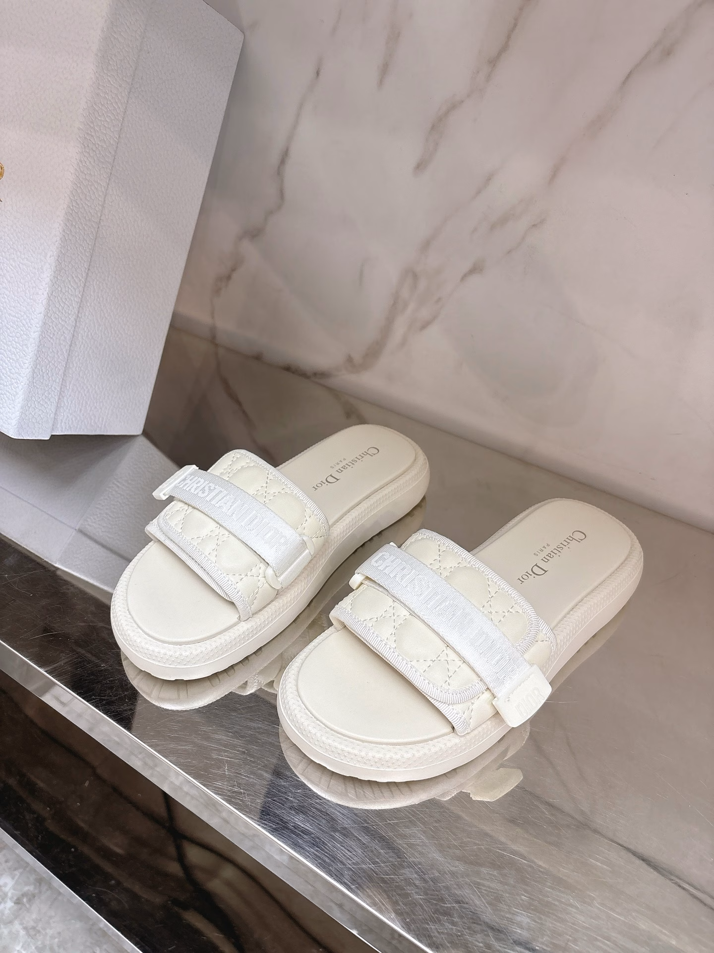 Dio* ✨2025 new jacquard embroidered letter slippers 🧚‍♀️Fairy slippers 😍 are simply crazy, the unique design combines fashion and comfort, whoever wears it looks good 💯 not picky, can hold on in any occasion, exclusive high version customized letter three-dimensional embroidery upper, high-density electric embroidery technology, sheepskin lining, private mold rubber non-slip and wear-resistant outsole
