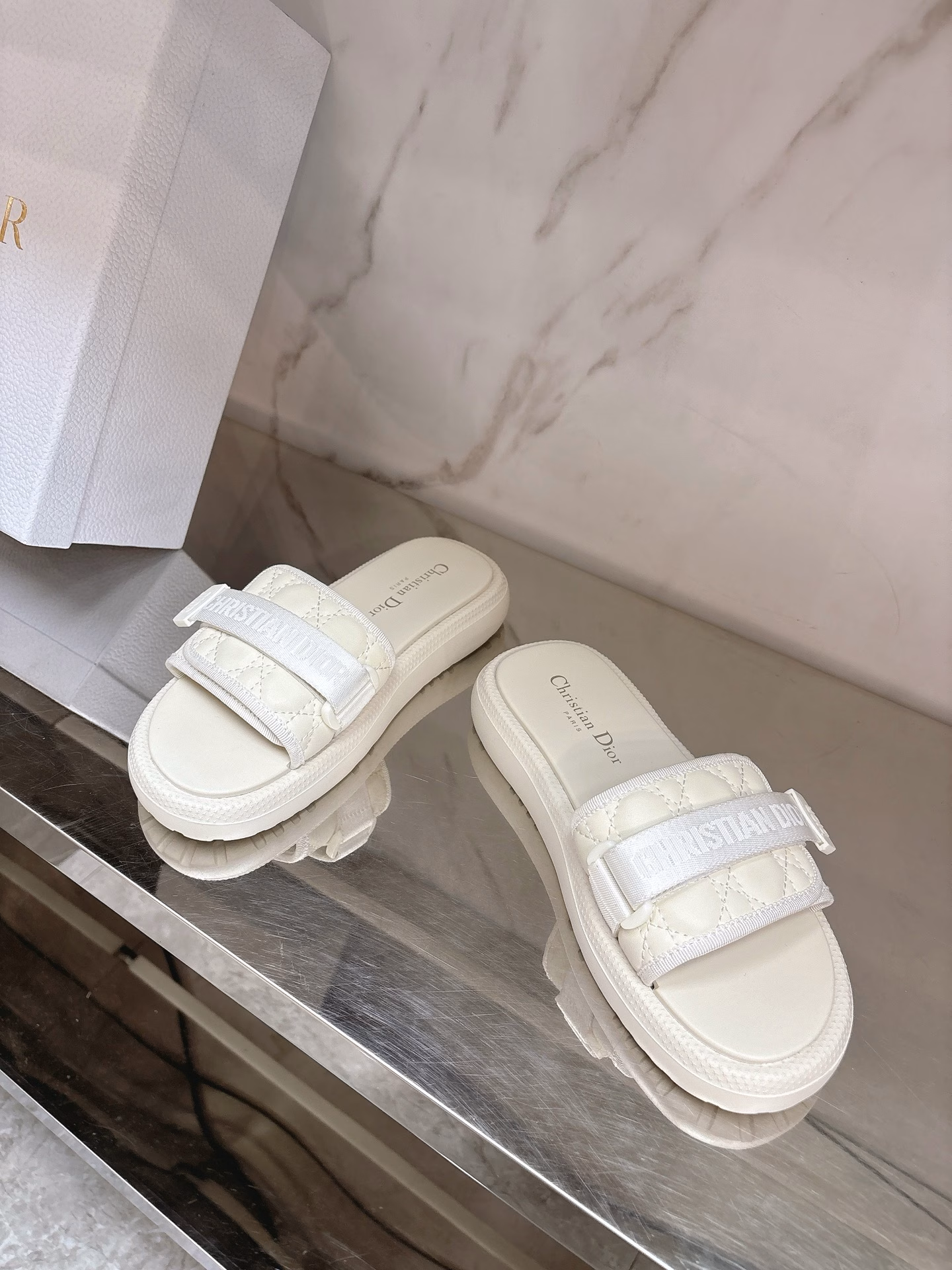 Dio* ✨2025 new jacquard embroidered letter slippers 🧚‍♀️Fairy slippers 😍 are simply crazy, the unique design combines fashion and comfort, whoever wears it looks good 💯 not picky, can hold on in any occasion, exclusive high version customized letter three-dimensional embroidery upper, high-density electric embroidery technology, sheepskin lining, private mold rubber non-slip and wear-resistant outsole