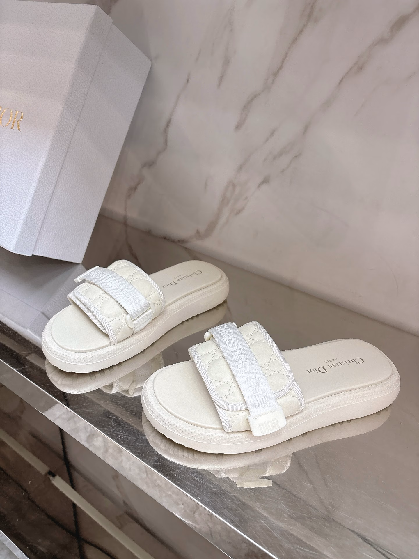 Dio* ✨2025 new jacquard embroidered letter slippers 🧚‍♀️Fairy slippers 😍 are simply crazy, the unique design combines fashion and comfort, whoever wears it looks good 💯 not picky, can hold on in any occasion, exclusive high version customized letter three-dimensional embroidery upper, high-density electric embroidery technology, sheepskin lining, private mold rubber non-slip and wear-resistant outsole