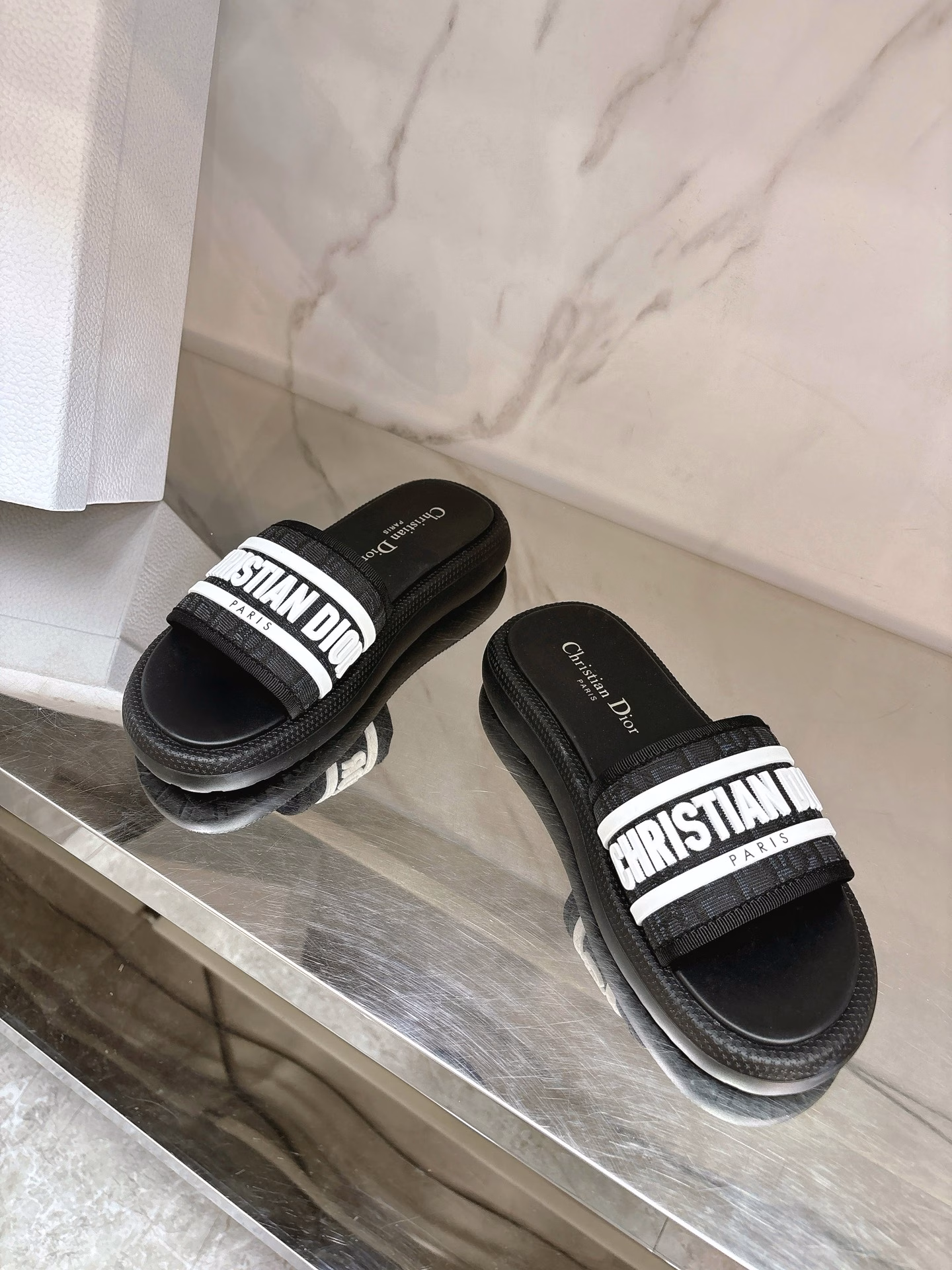 Dio* ✨2025 new jacquard embroidered letter slippers 🧚‍♀️Fairy slippers 😍 are simply crazy, the unique design combines fashion and comfort, whoever wears it looks good 💯 not picky, can hold on in any occasion, exclusive high version customized letter three-dimensional embroidery upper, high-density electric embroidery technology, sheepskin lining, private mold rubber non-slip and wear-resistant outsole