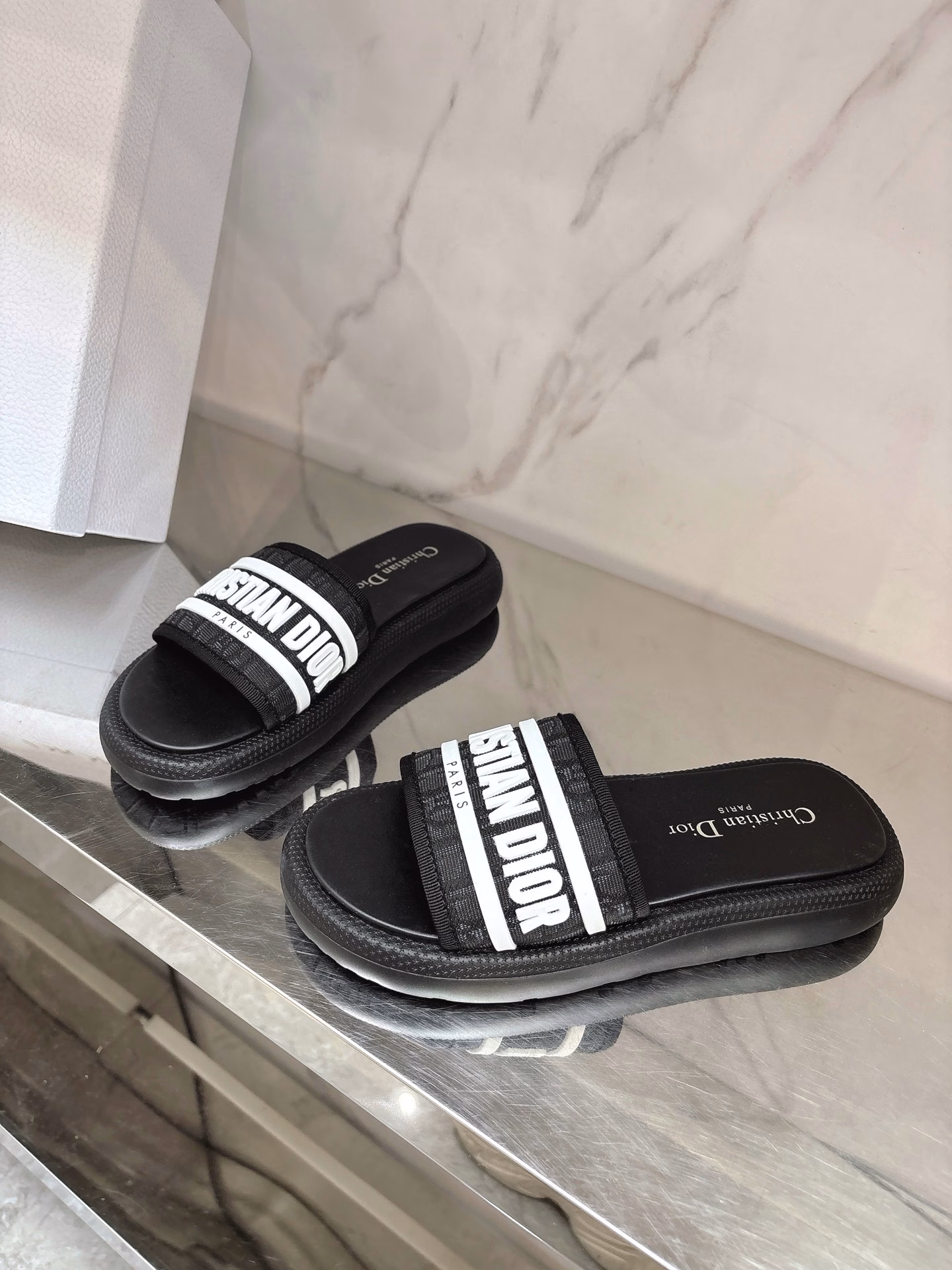 Dio* ✨2025 new jacquard embroidered letter slippers 🧚‍♀️Fairy slippers 😍 are simply crazy, the unique design combines fashion and comfort, whoever wears it looks good 💯 not picky, can hold on in any occasion, exclusive high version customized letter three-dimensional embroidery upper, high-density electric embroidery technology, sheepskin lining, private mold rubber non-slip and wear-resistant outsole