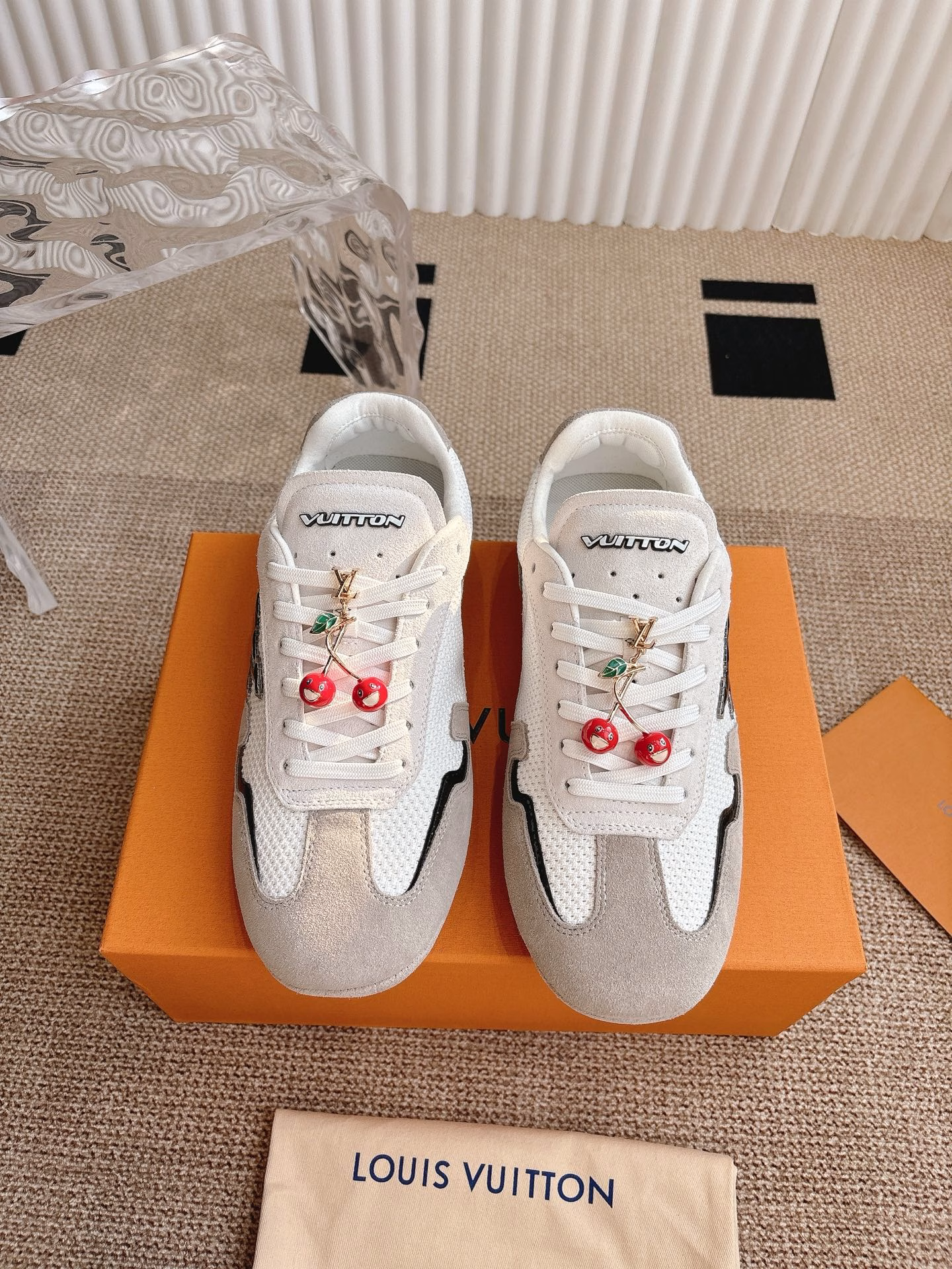 Louis Vuitton RALLY sneakers‼ ️This LV Rally sneaker is made of suede leather and mesh fabric, and is designed as a driving shoe with a rubber outsole, making it a modern choice that is both soft and light. The LV letters on the side, the handwritten Louis Vuitton logo on the back, and the Vuitton logo on the tongue and outsole add the brand's stamp.