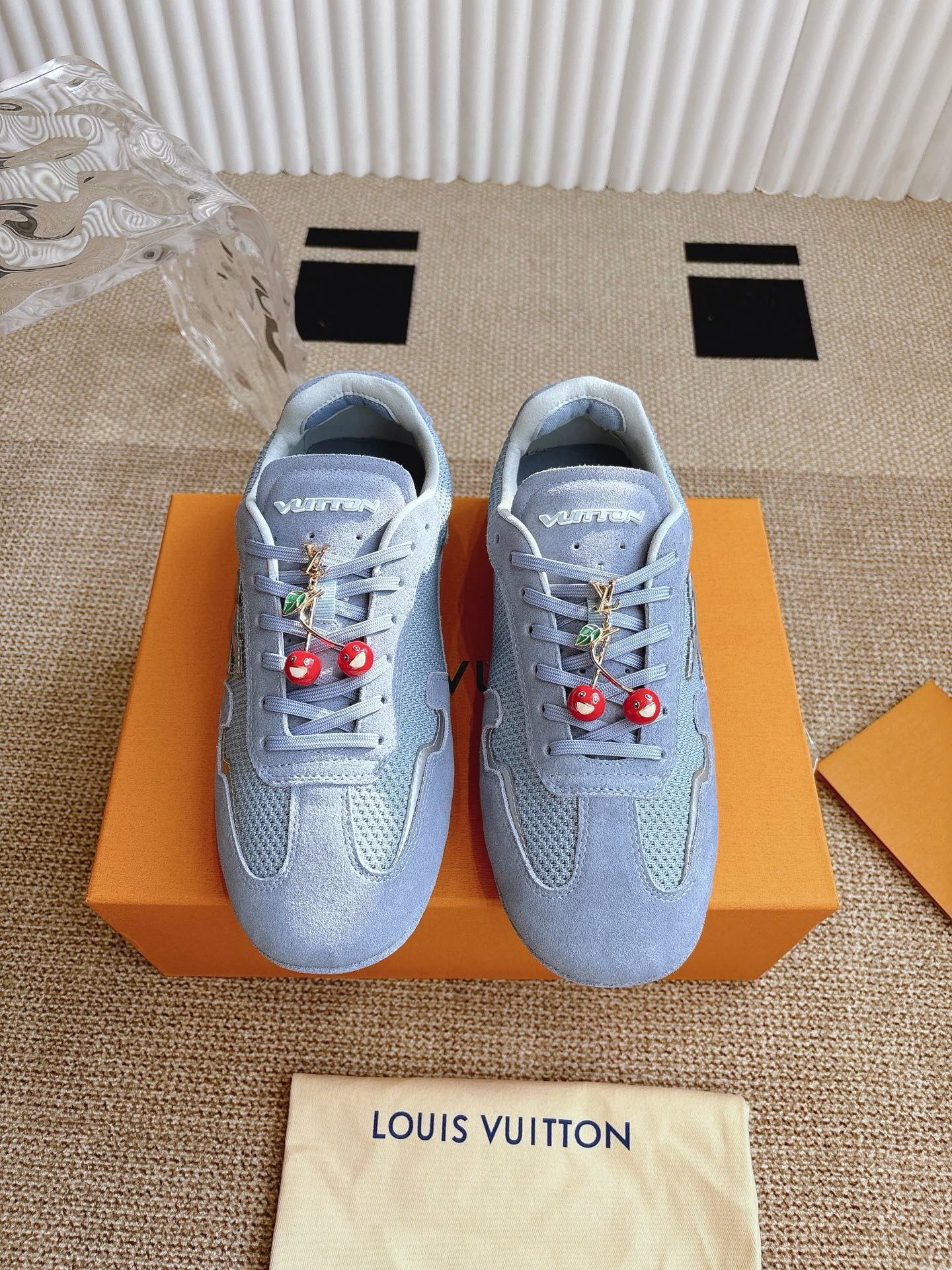 Louis Vuitton RALLY sneakers‼ ️This LV Rally sneaker is made of suede leather and mesh fabric, and is designed as a driving shoe with a rubber outsole, making it a modern choice that is both soft and light. The LV letters on the side, the handwritten Louis Vuitton logo on the back, and the Vuitton logo on the tongue and outsole add the brand's stamp.