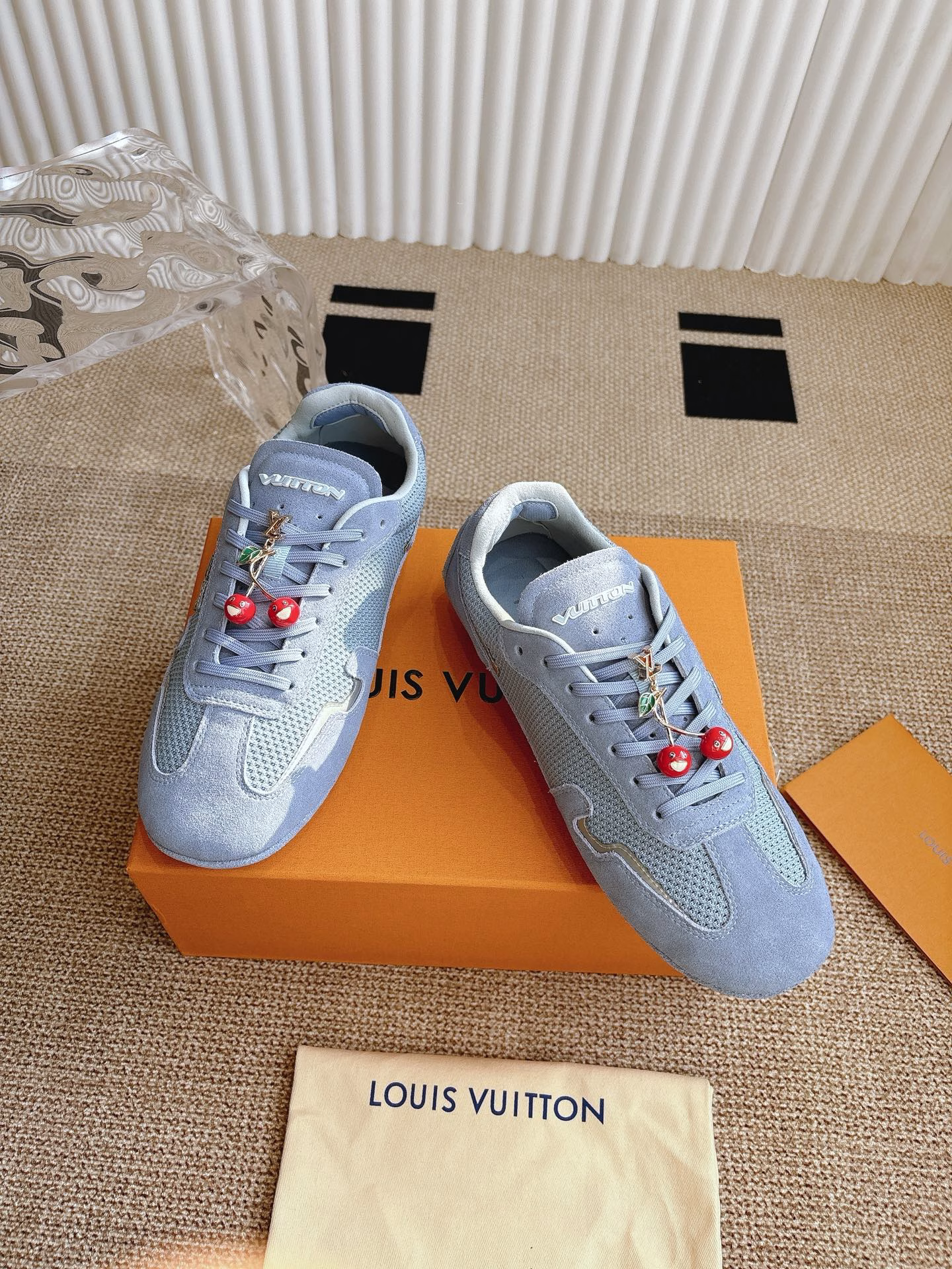 Louis Vuitton RALLY sneakers‼ ️This LV Rally sneaker is made of suede leather and mesh fabric, and is designed as a driving shoe with a rubber outsole, making it a modern choice that is both soft and light. The LV letters on the side, the handwritten Louis Vuitton logo on the back, and the Vuitton logo on the tongue and outsole add the brand's stamp.