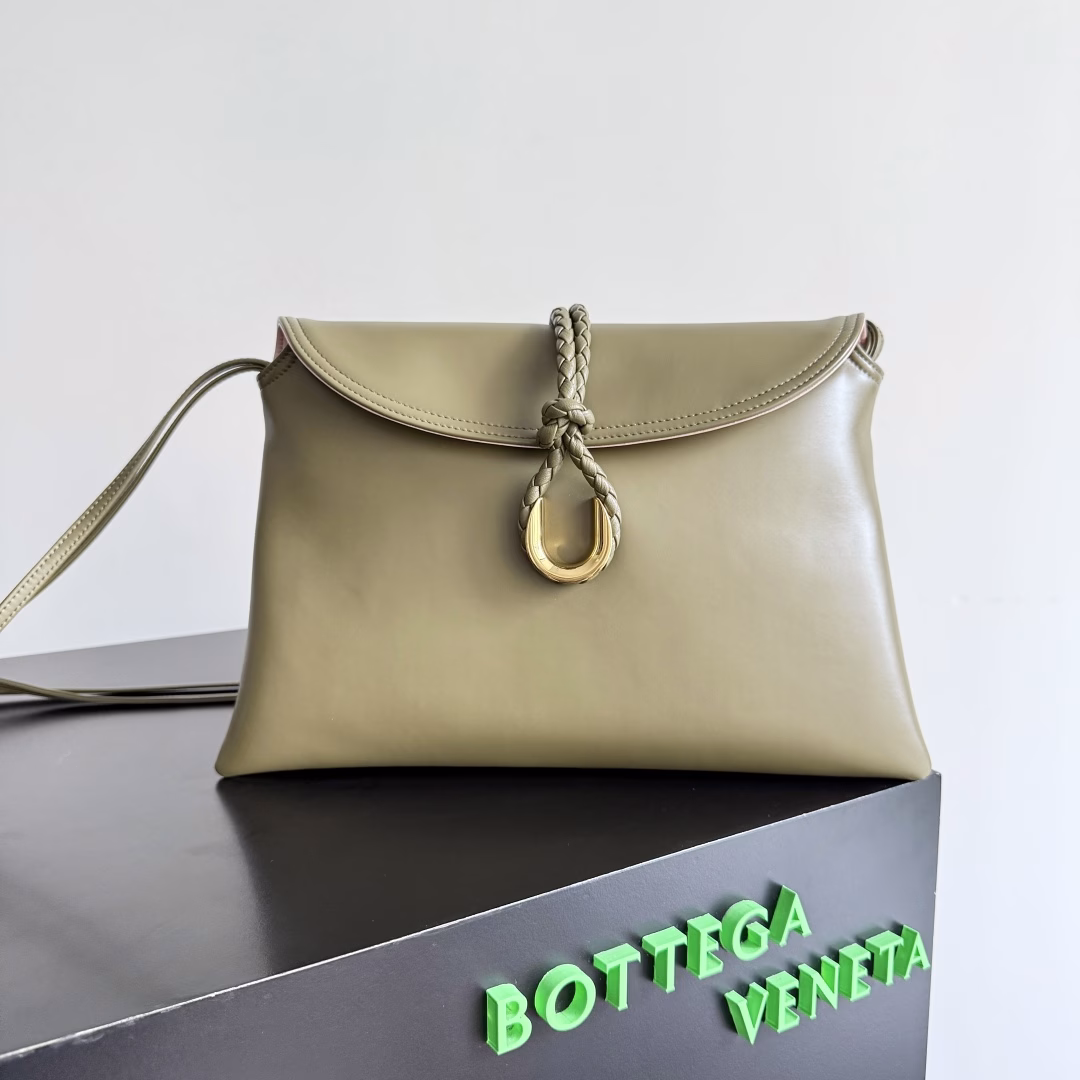 Inspired by 1970, the Bottega Veneta women's logo shoulder bag has a smooth leather surface that brings a clean and handsome feeling, just like the neatness and tenacity of a working woman. The front buckle has a high-quality hardware pendant body, which is retro and elegant as a whole. The excellent leather feels soft. This series of Bottega Veneta can be said to be full of beauty, weakening the complexity of dressing. It does not compete or fight, but only interprets itself with the best quality.